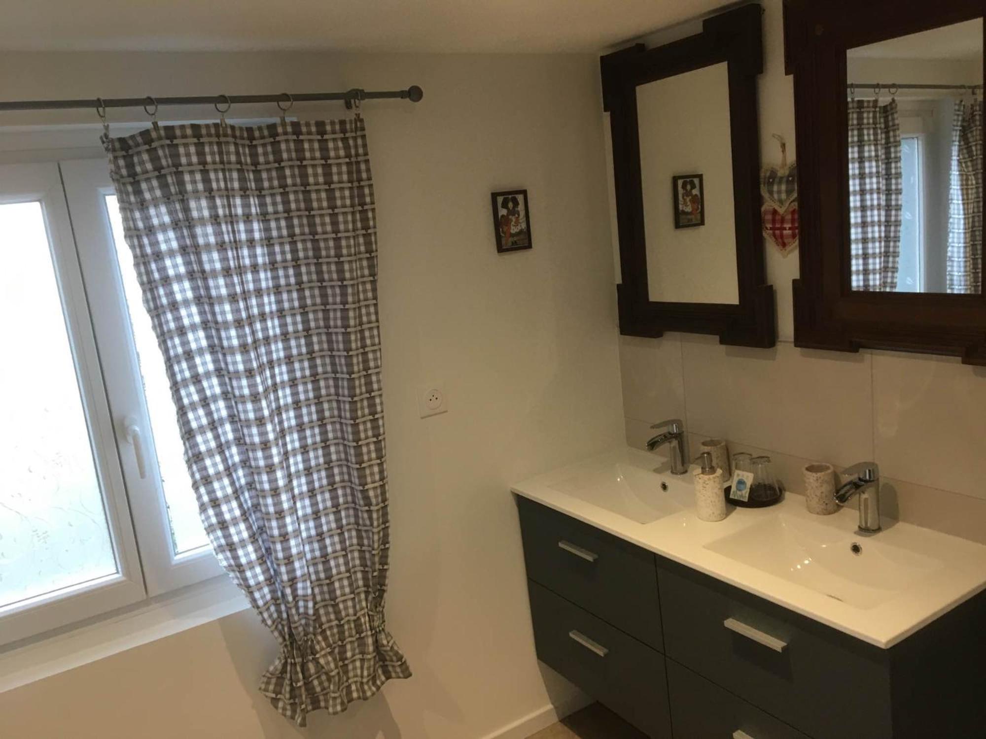 Deluxe King Suite photo 2