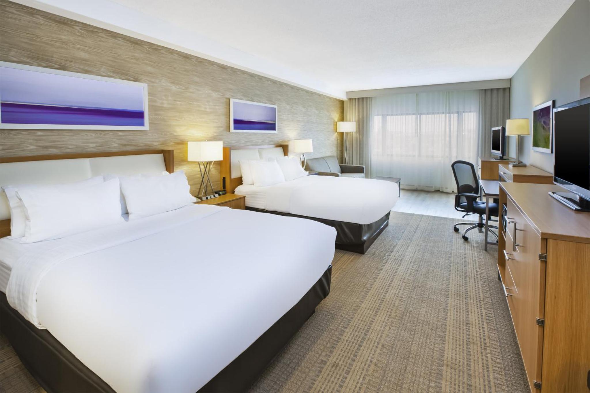 Premium Queen Room With Two Queen Beds photo 2