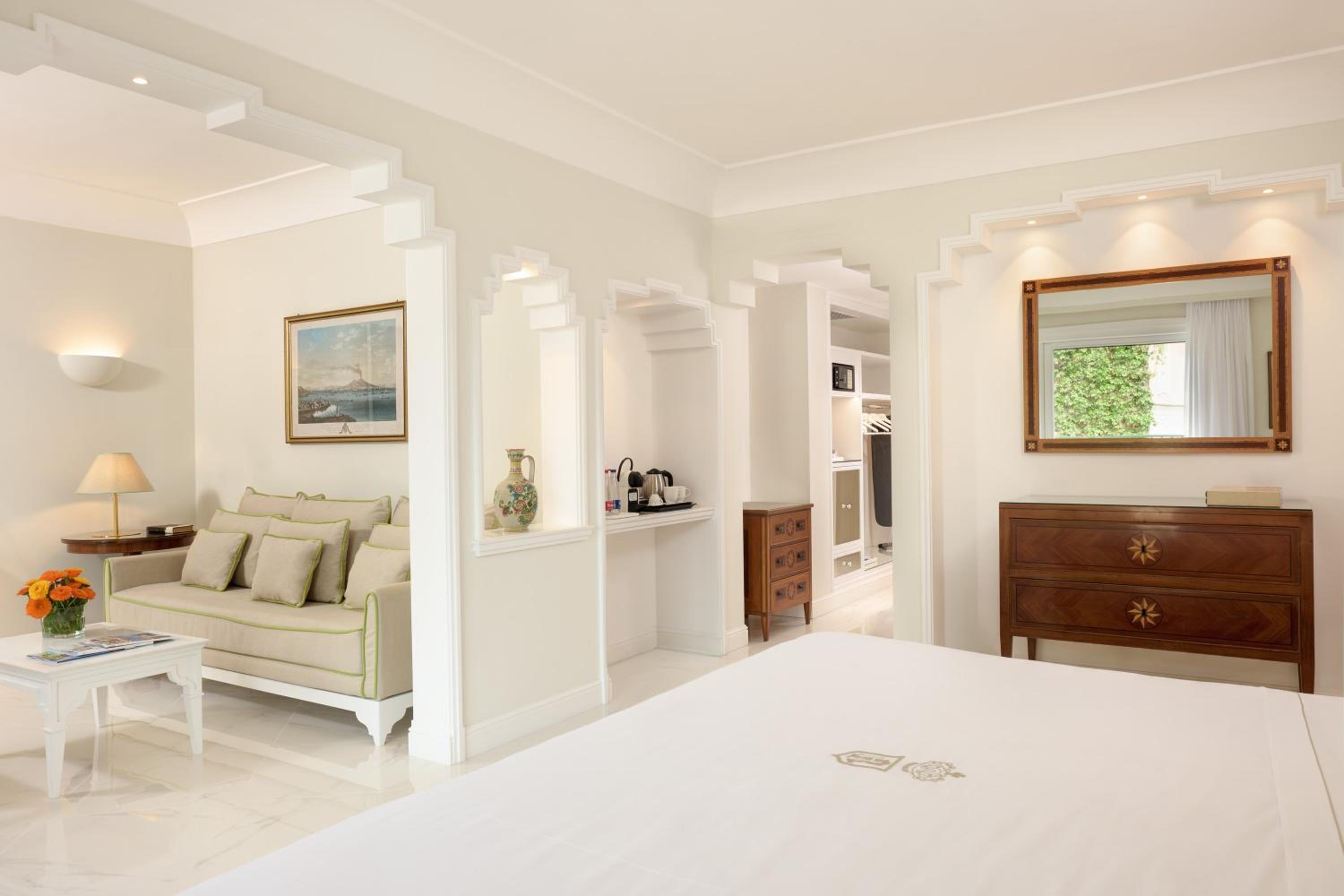 Luxury Suite - Photo 3