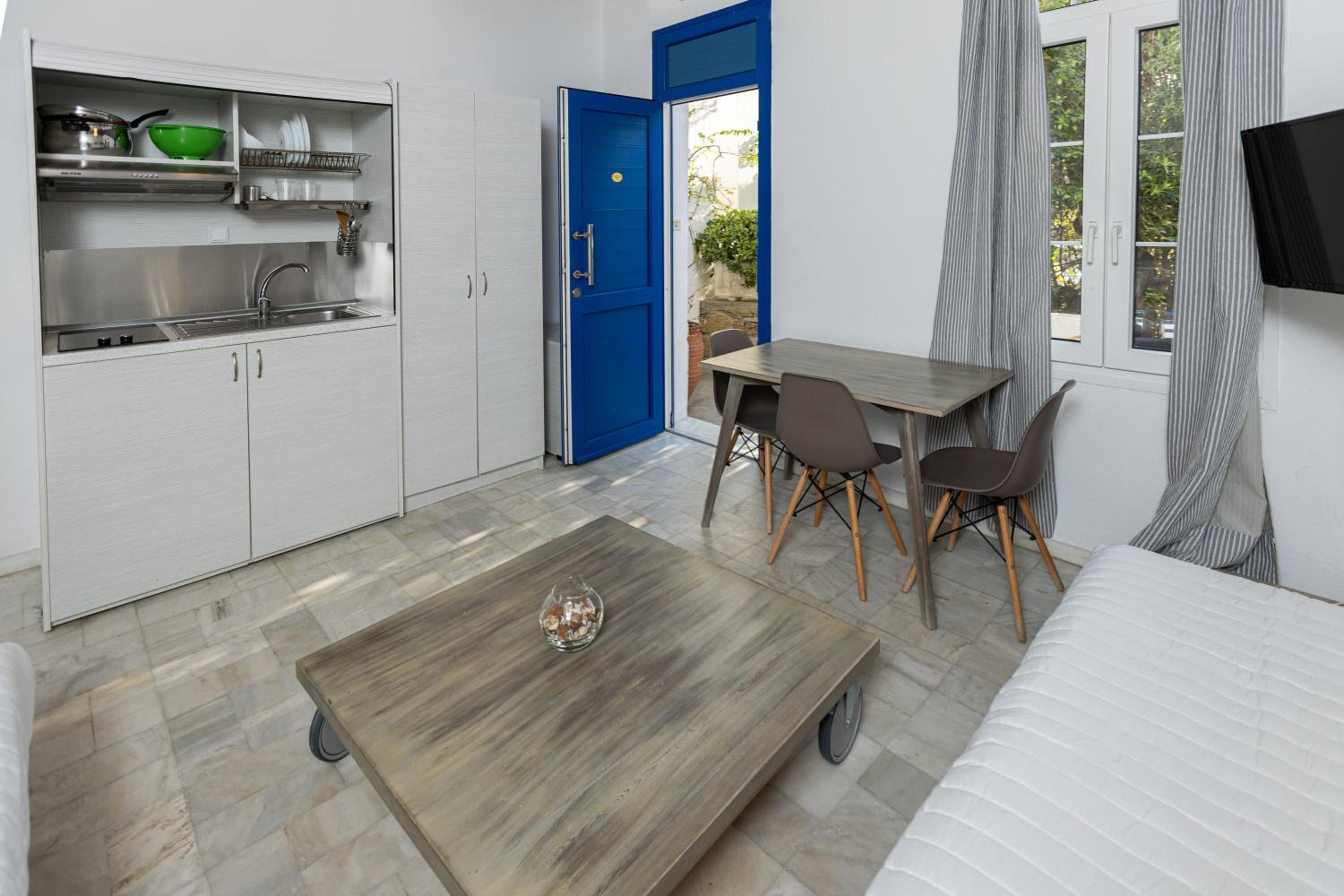One-Bedroom Apartment (4 Adults) photo 2
