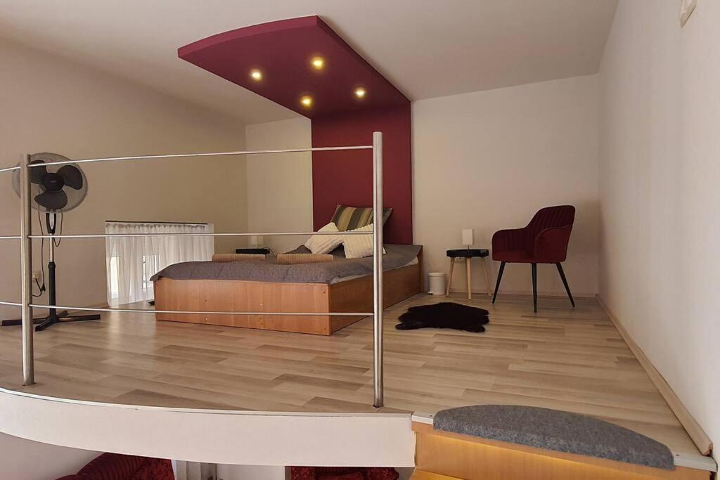 One-Bedroom Apartment - Photo 2