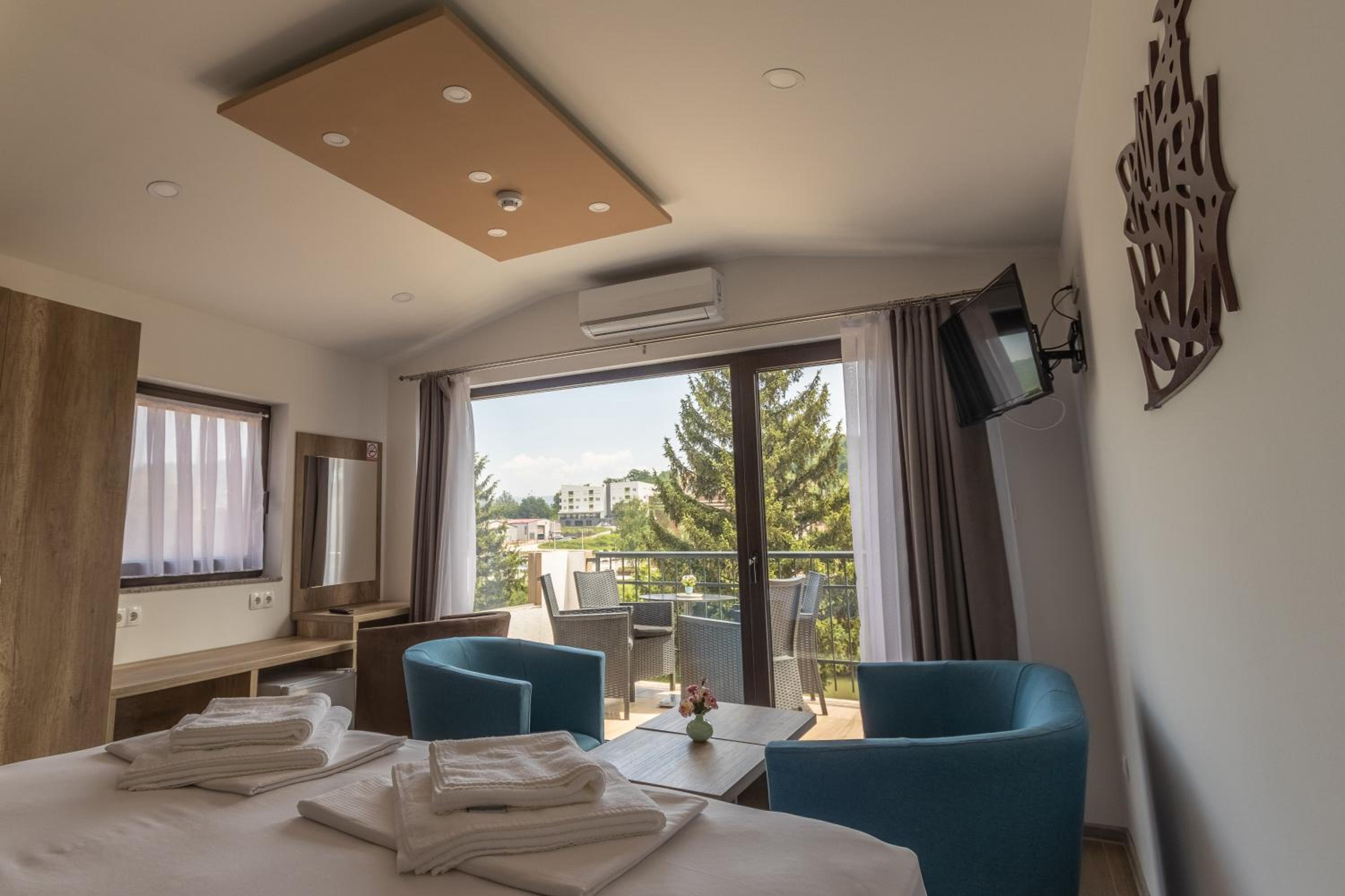 Quadruple Room with Balcony photo 3