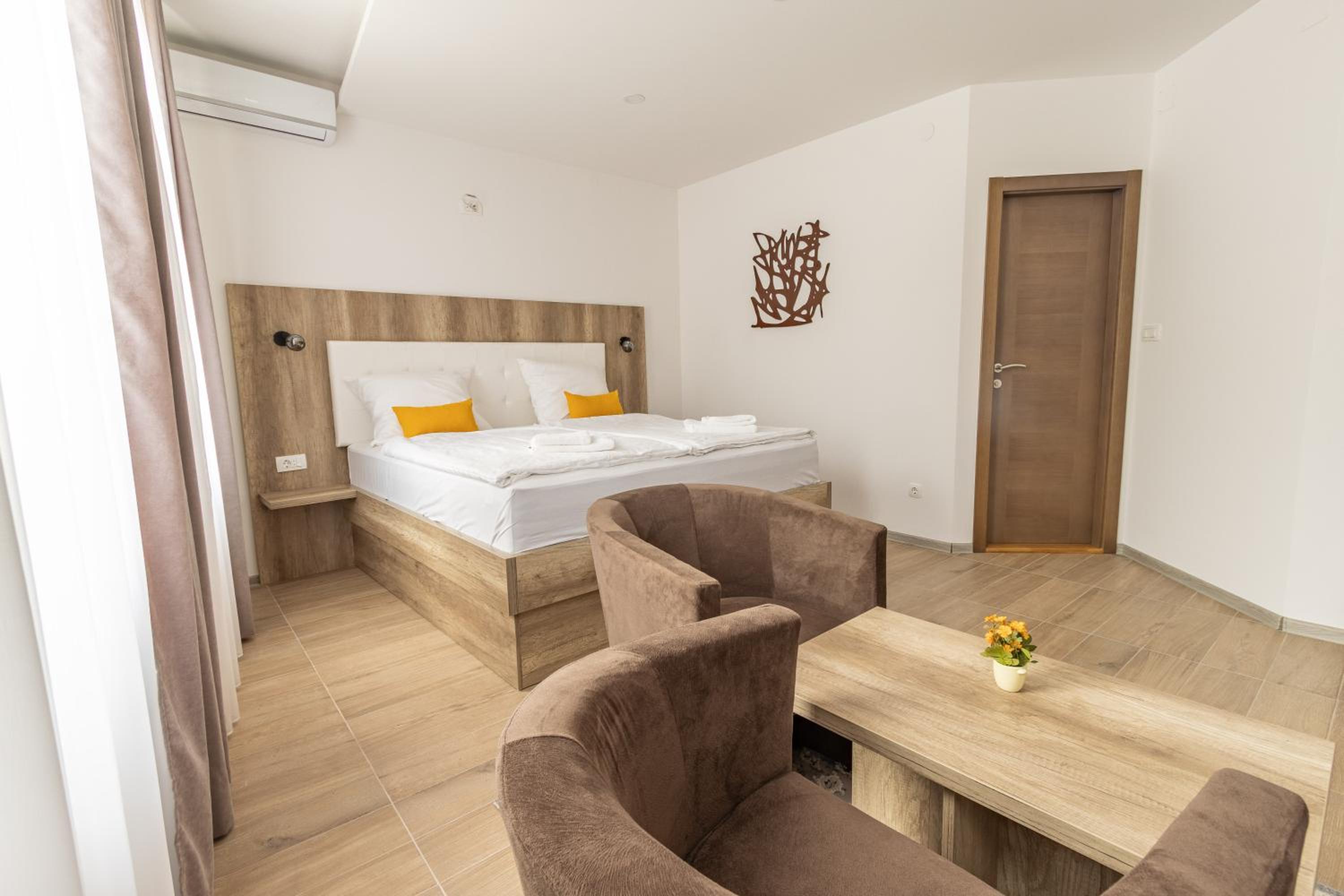 Deluxe Double Room (2 Adults + 1 Child) photo 1