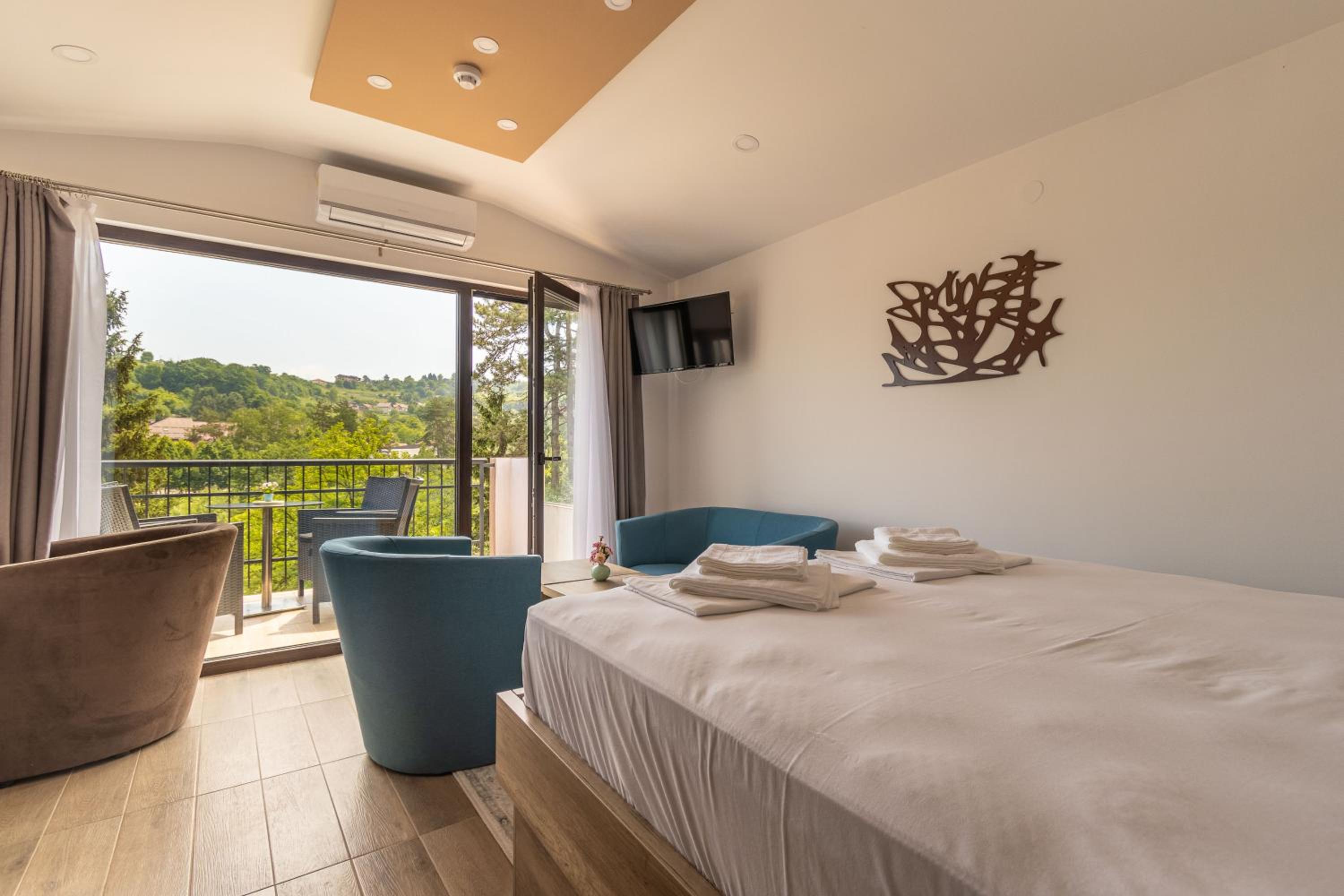 Quadruple Room with Balcony photo 2