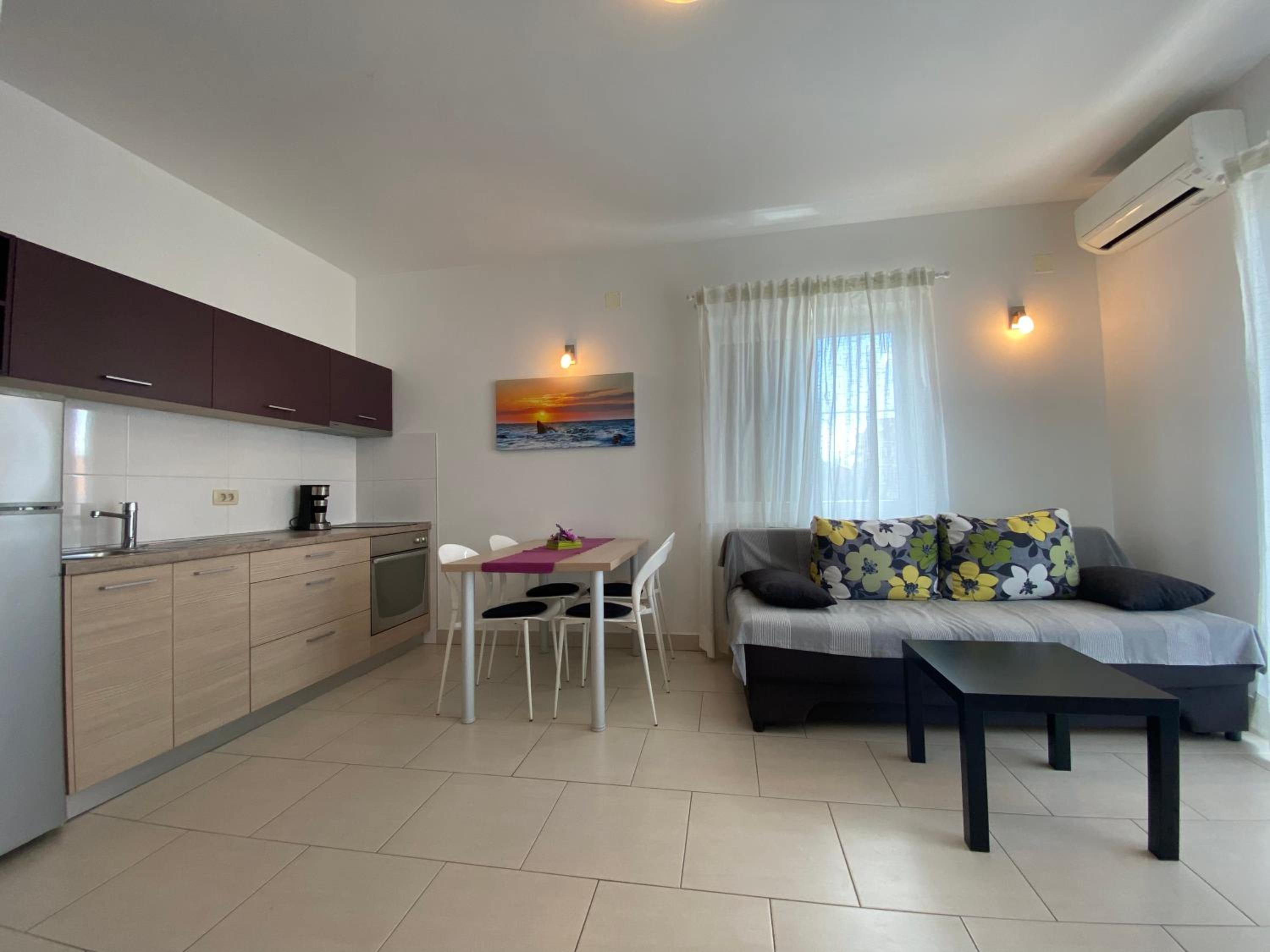 Luxury One-Bedroom Apartment with Terrace - Photo 2
