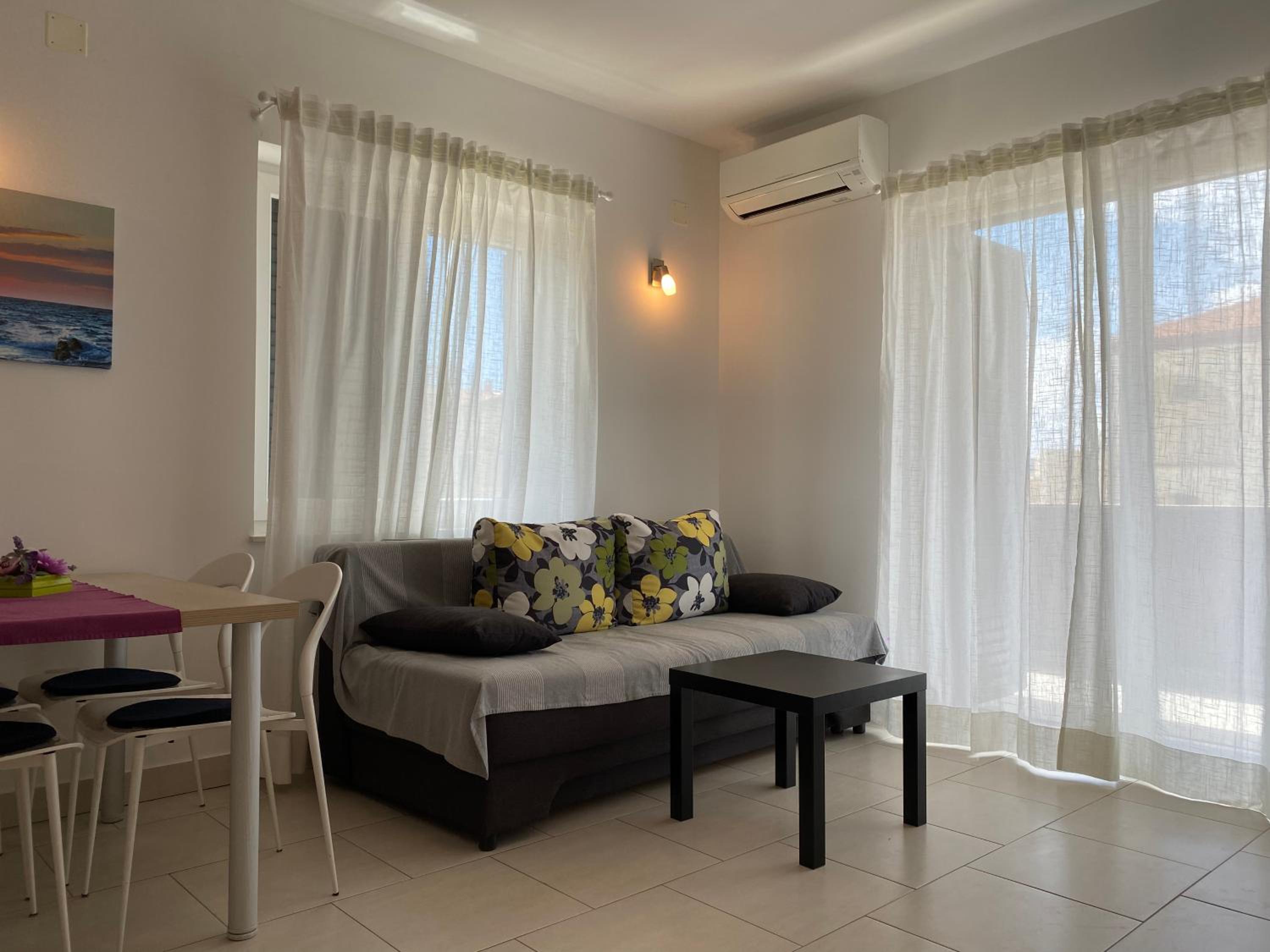 Luxury Apartment with Terrace - Photo 4