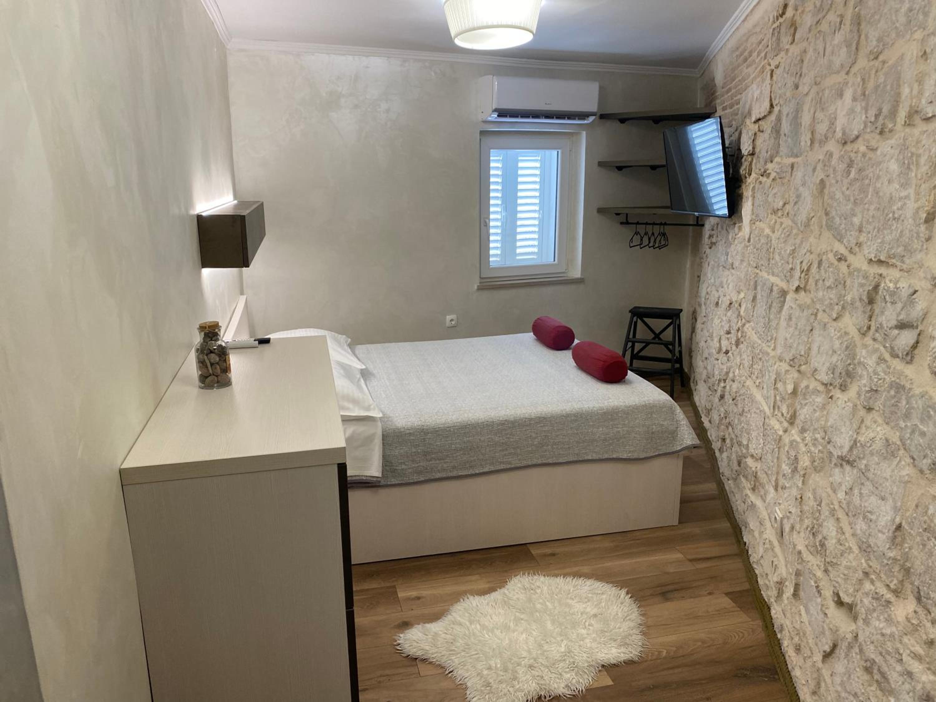 Double Room with Private External Bathroom - Photo 4
