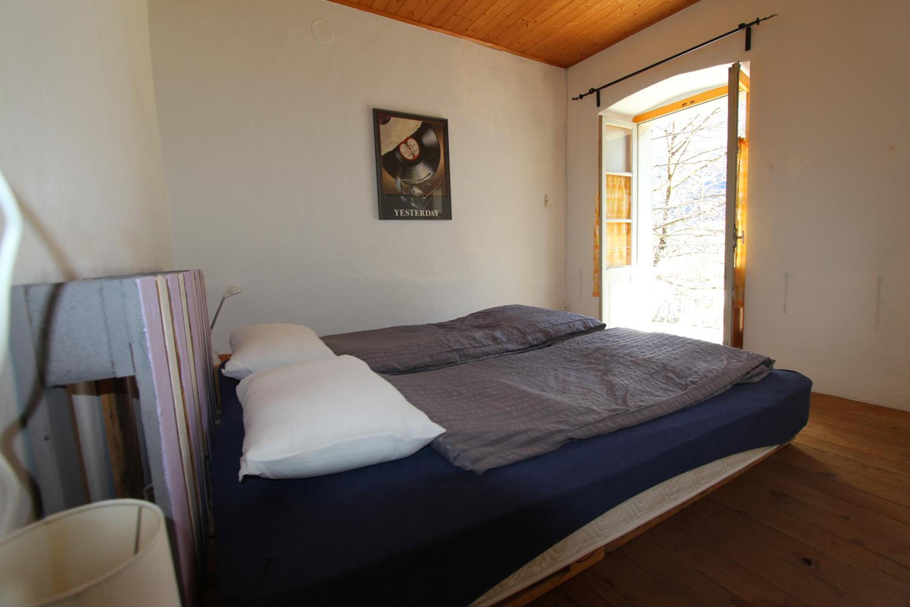 Six-Bedroom House photo 3