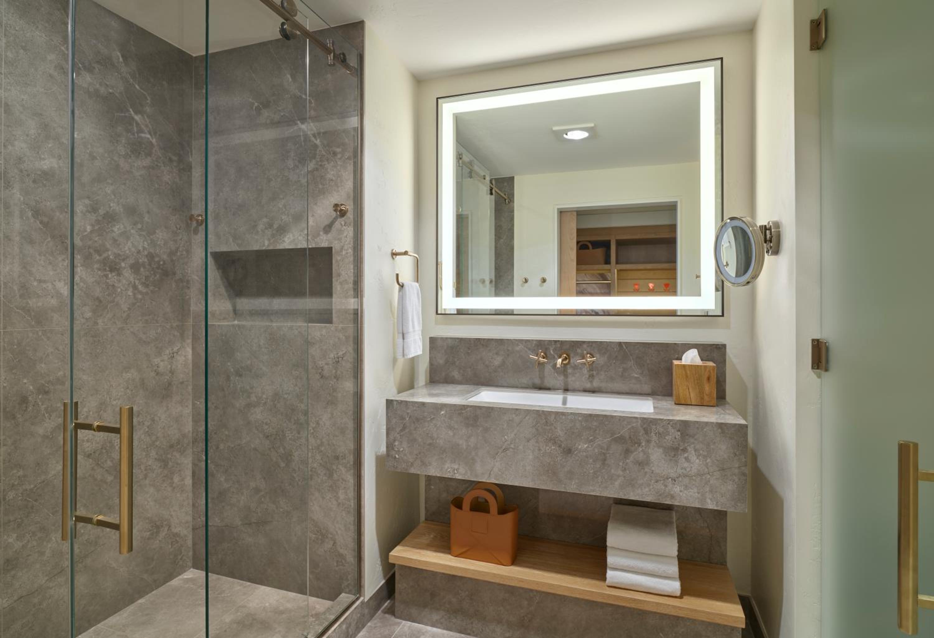 Grand Deluxe King Room - Photo 2