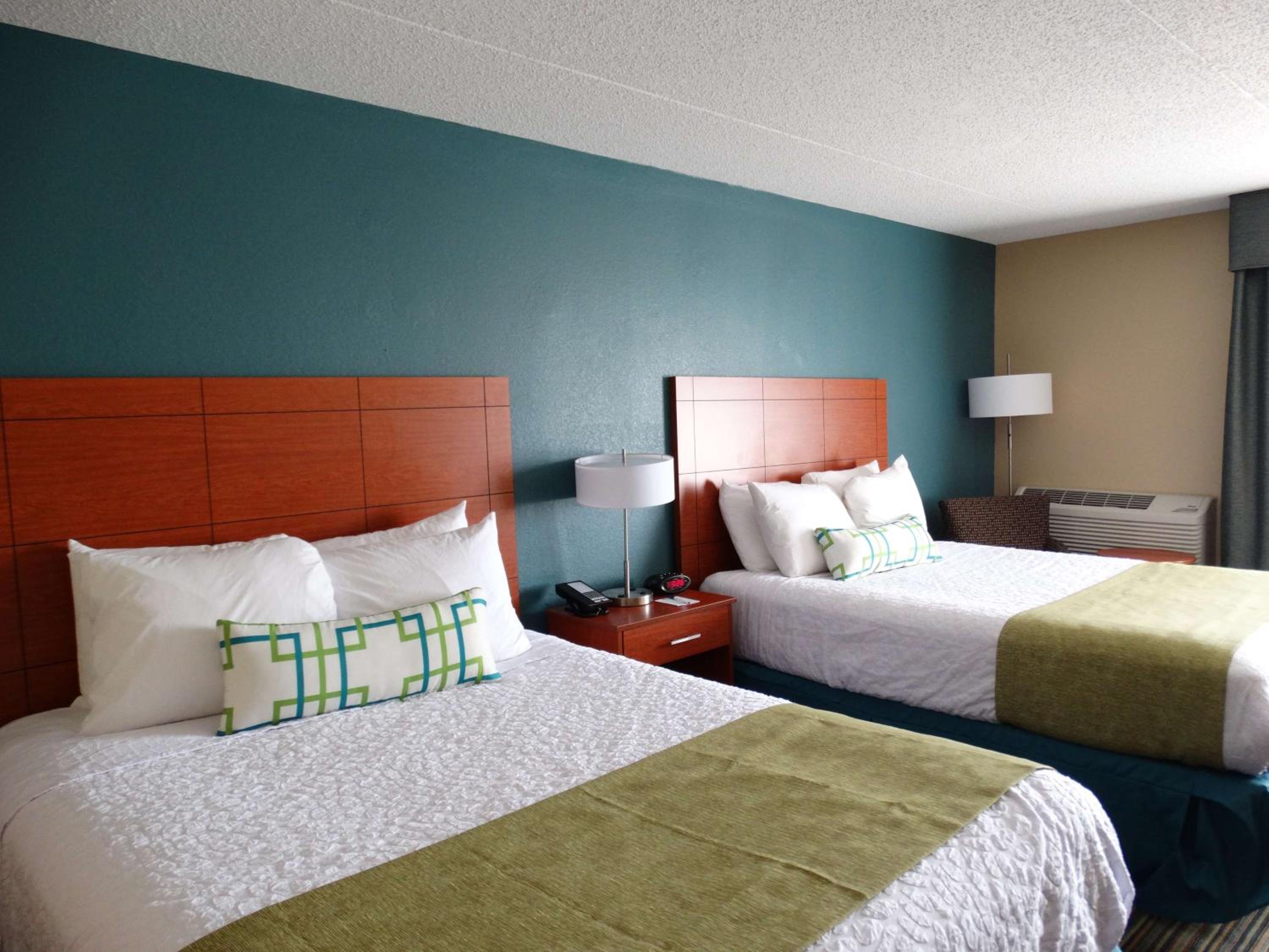 Queen Room with Two Queen Beds - Non-Smoking - Photo 4
