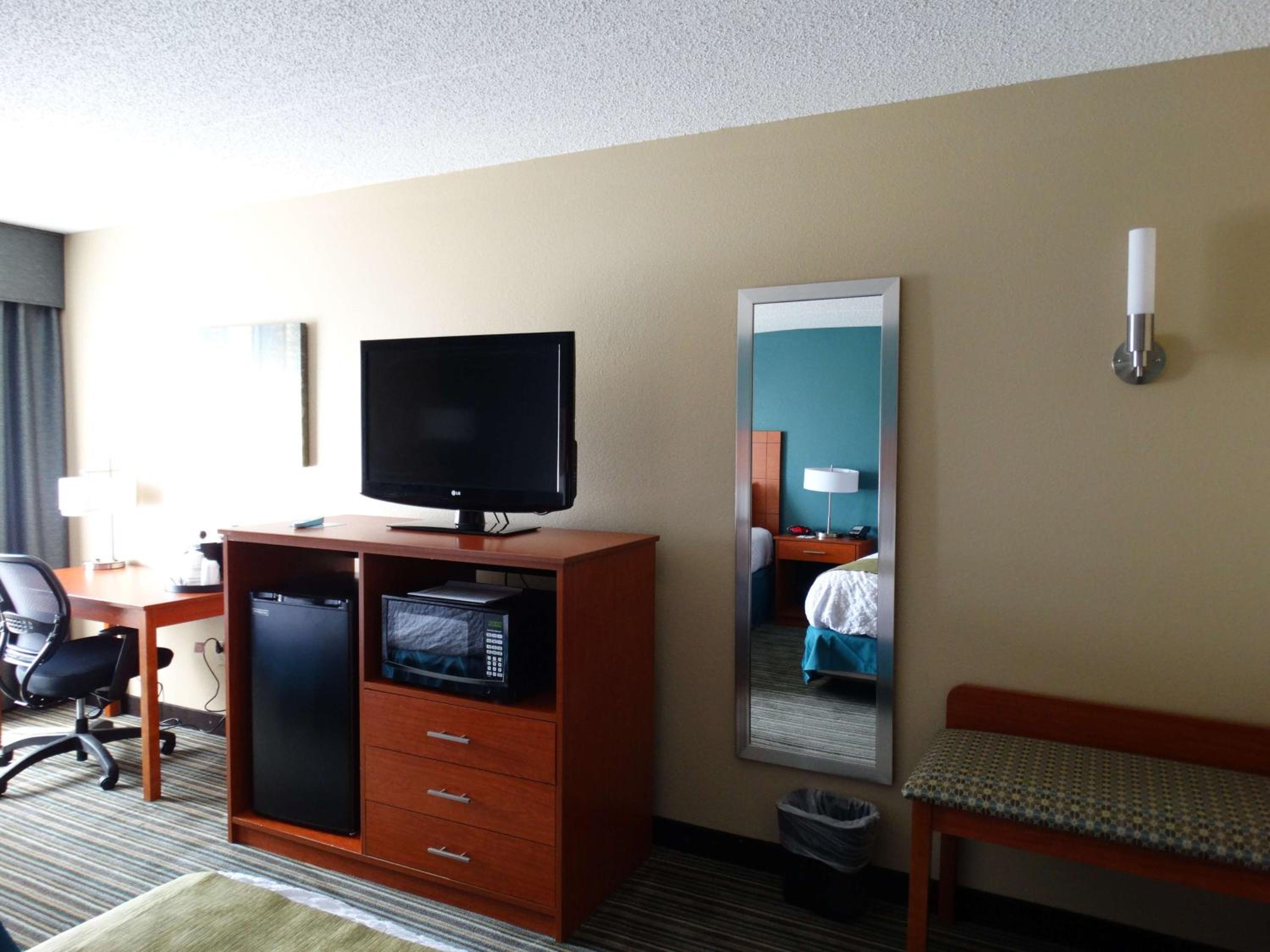 Queen Room with Two Queen Beds - Non-Smoking - Photo 5