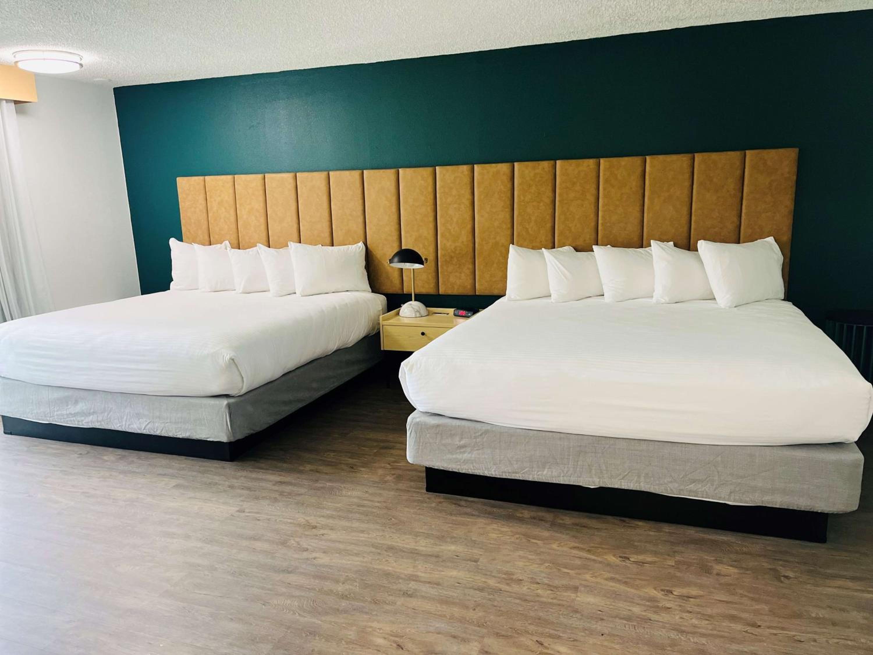 Queen Room with Two Queen Beds and Balcony - Courtyard View/Non-Smoking - Photo 7