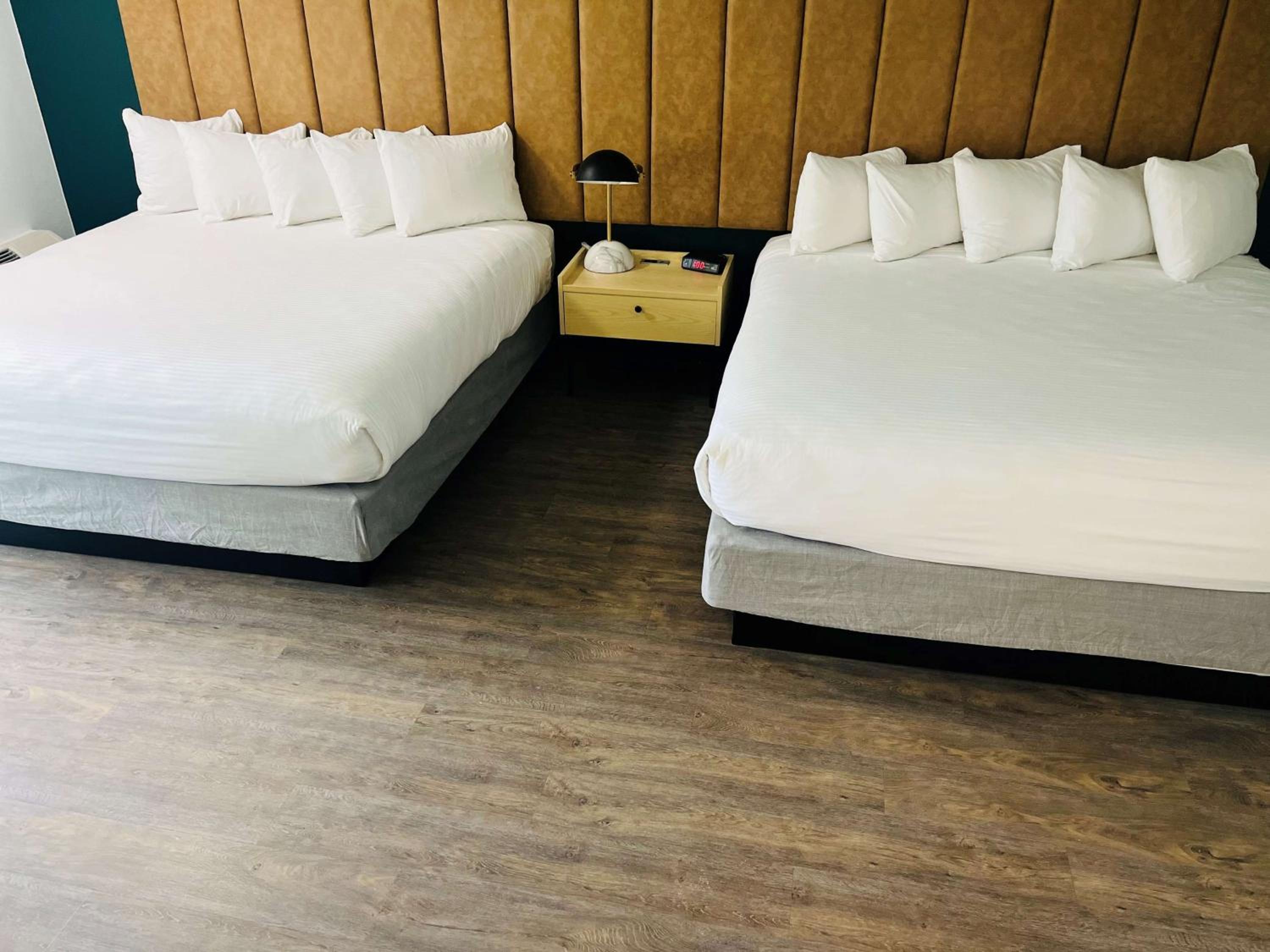 Queen Room with Two Queen Beds and Balcony - Courtyard View/Non-Smoking - Photo 6