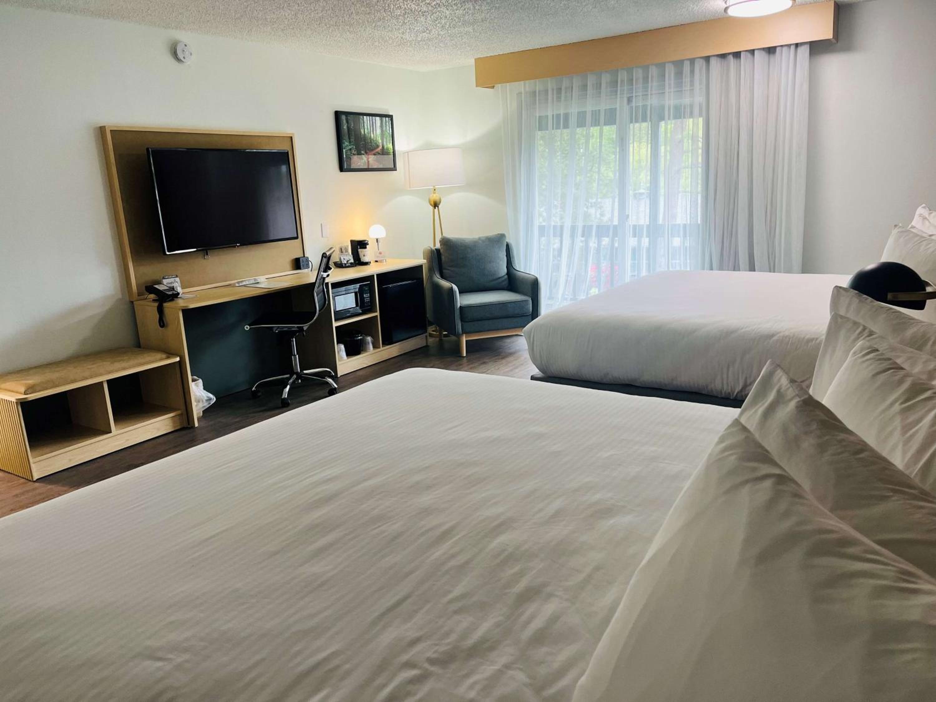 Queen Room with Two Queen Beds and Balcony - Courtyard View/Non-Smoking - Photo 2