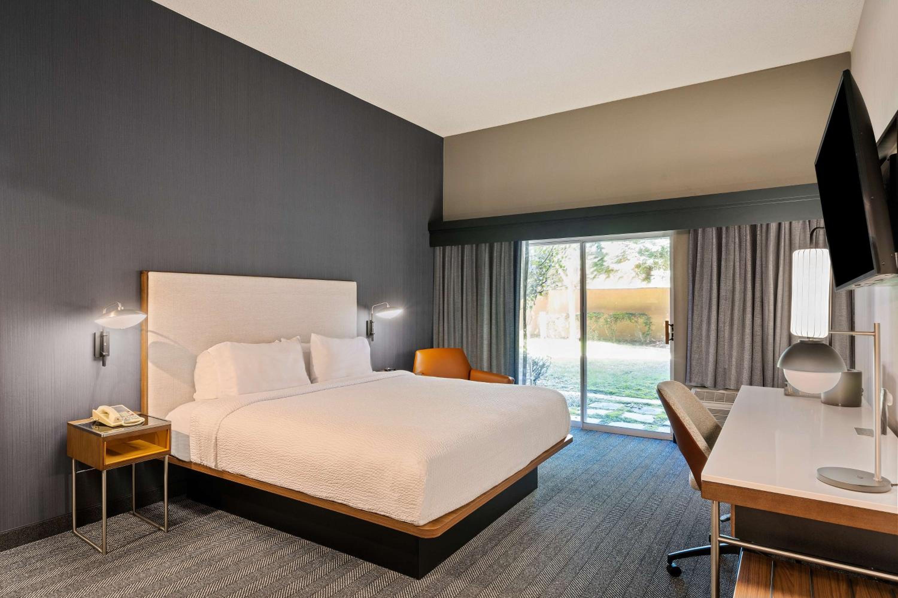 Executive Guestroom King - Photo 1