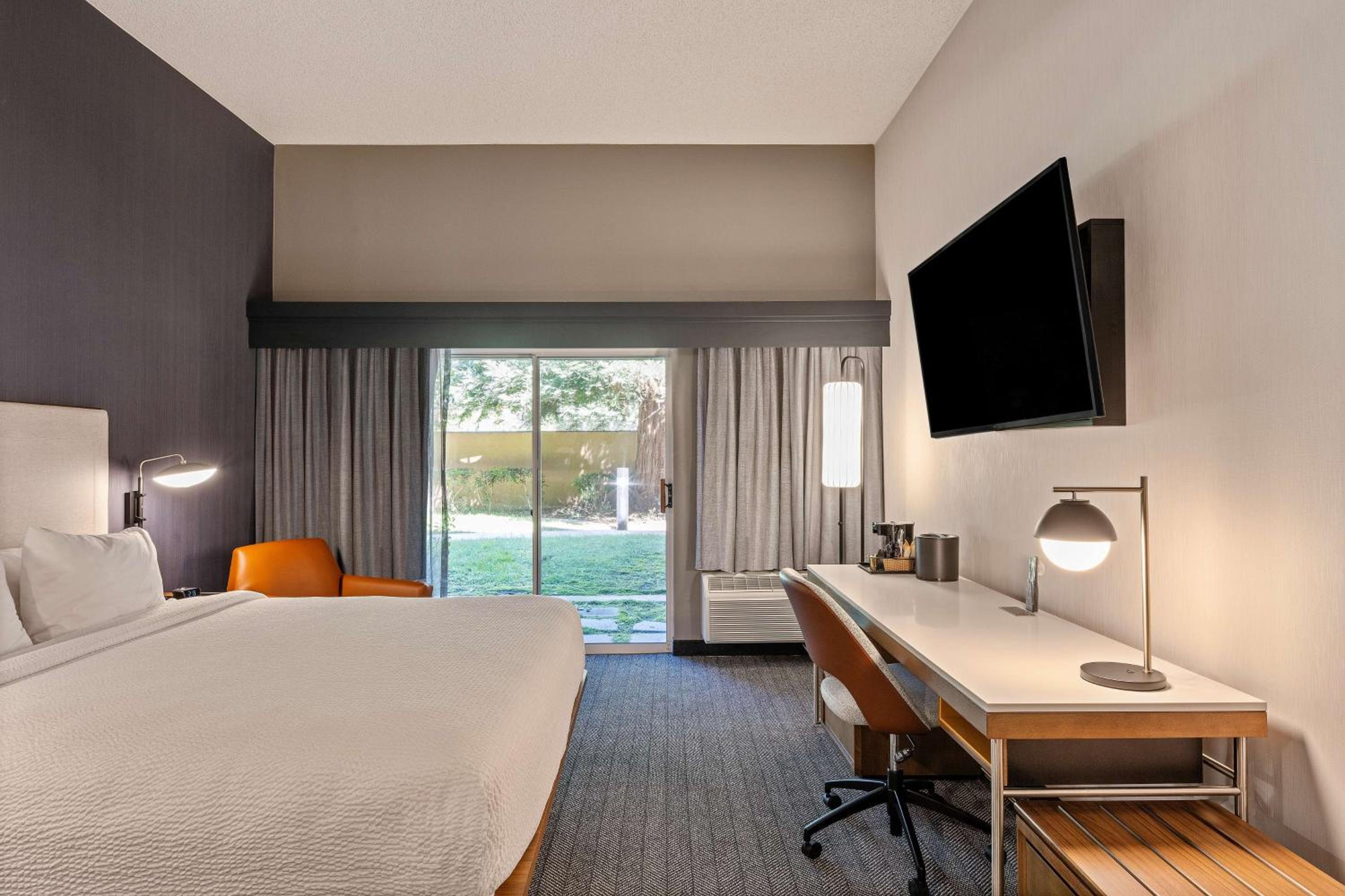 Executive Guestroom King - Photo 5
