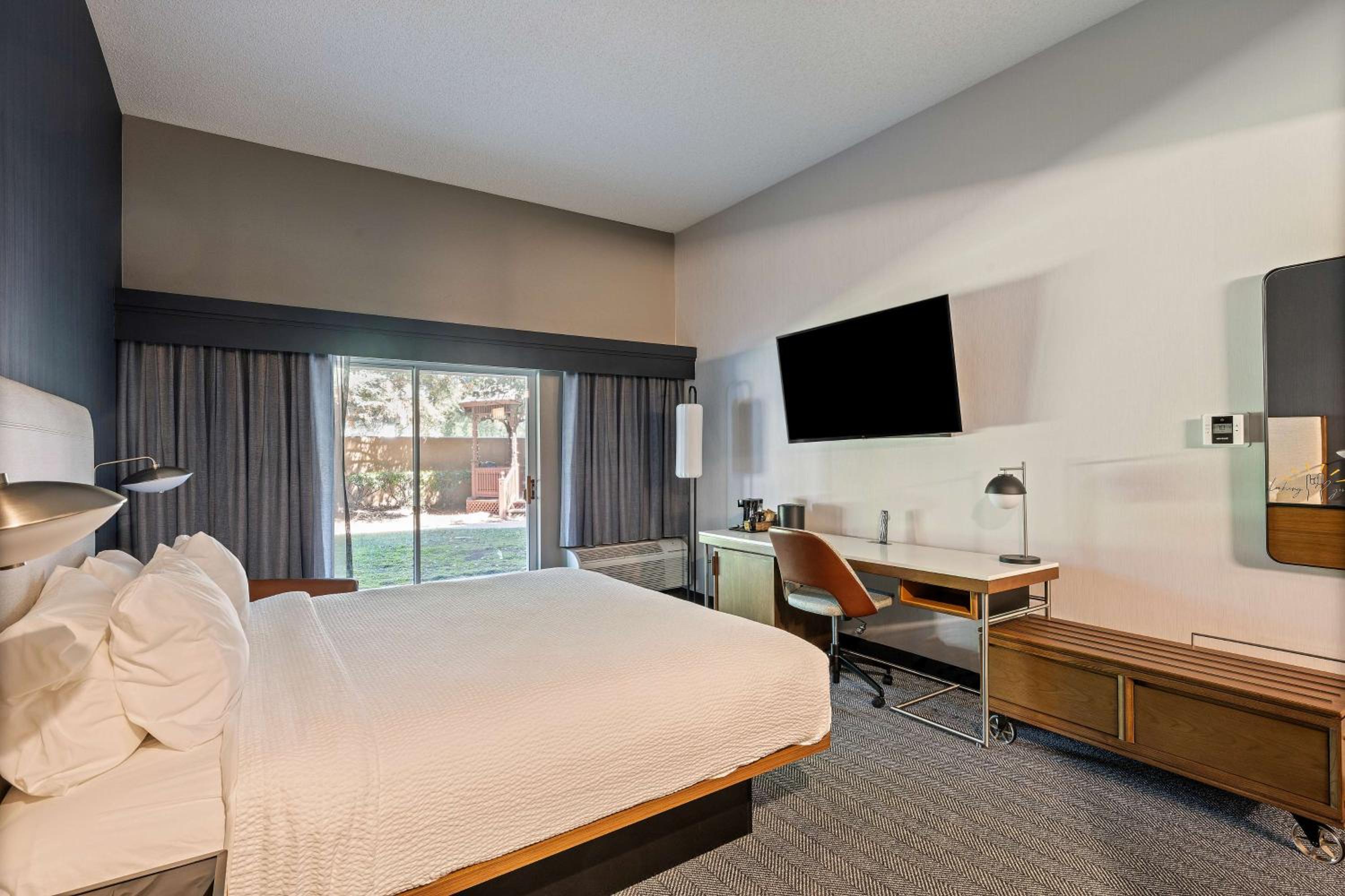 Executive Guestroom King - Photo 2