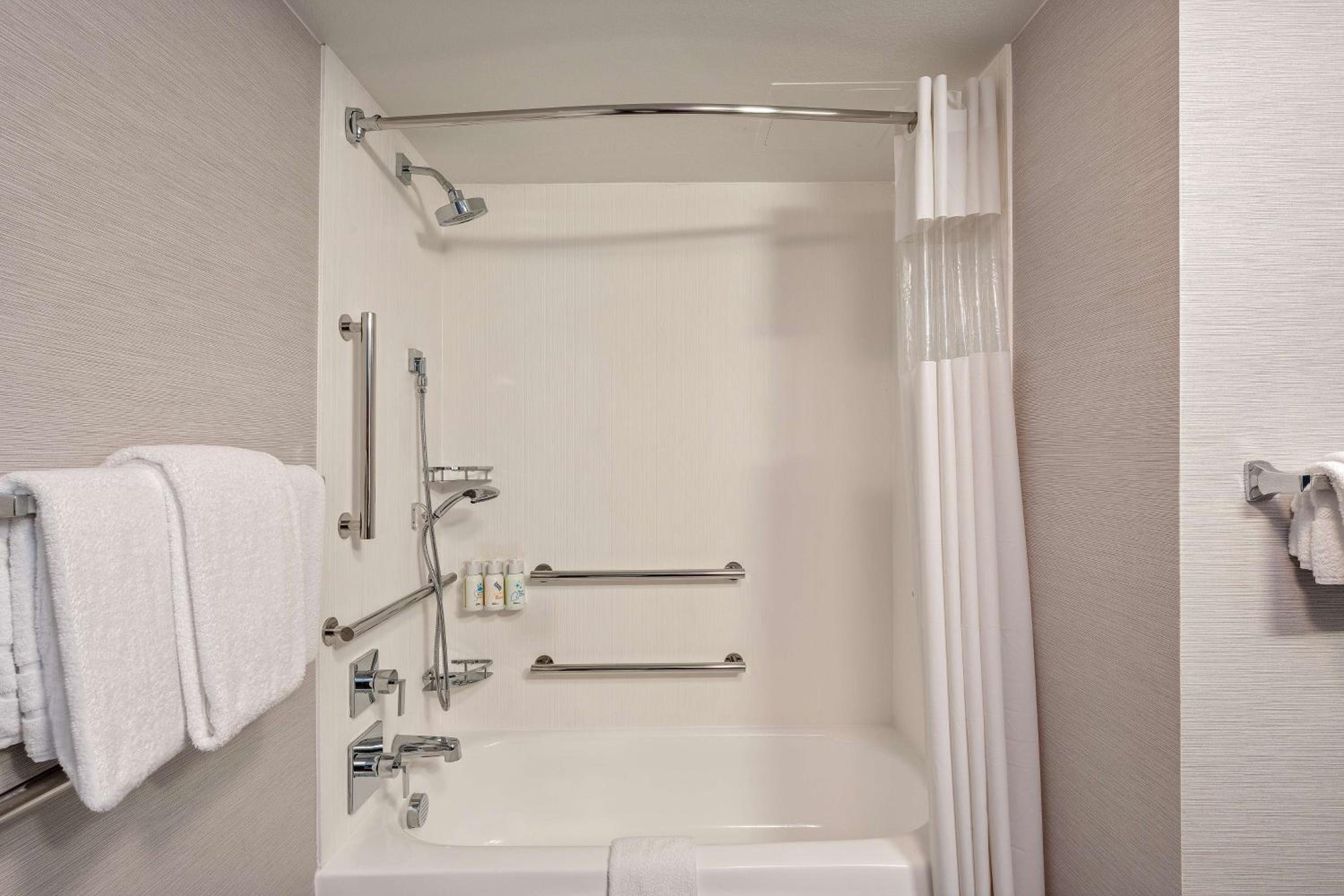 Guestroom King with Bathtub - Mobility Accessible - Photo 6