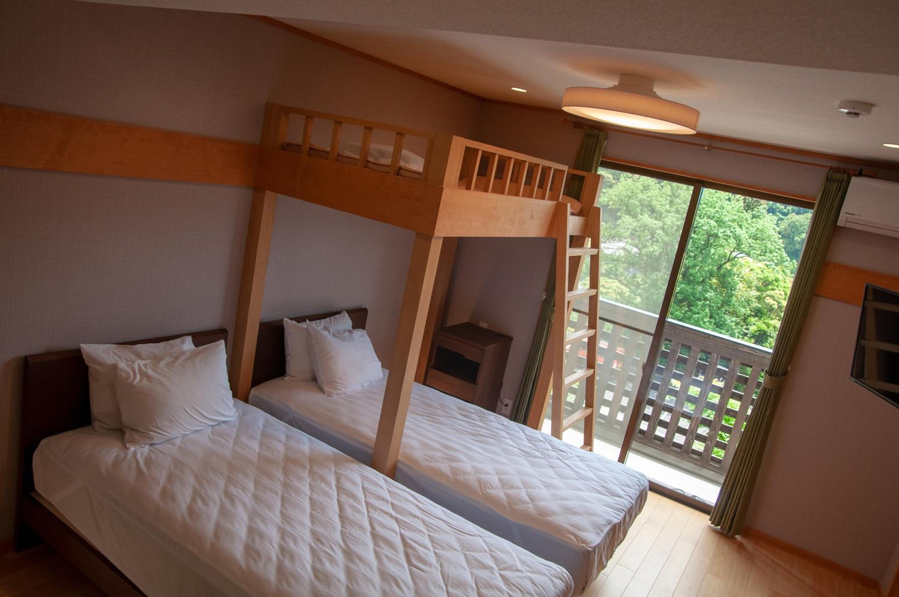 Quadruple Room with Private Bathroom photo 2