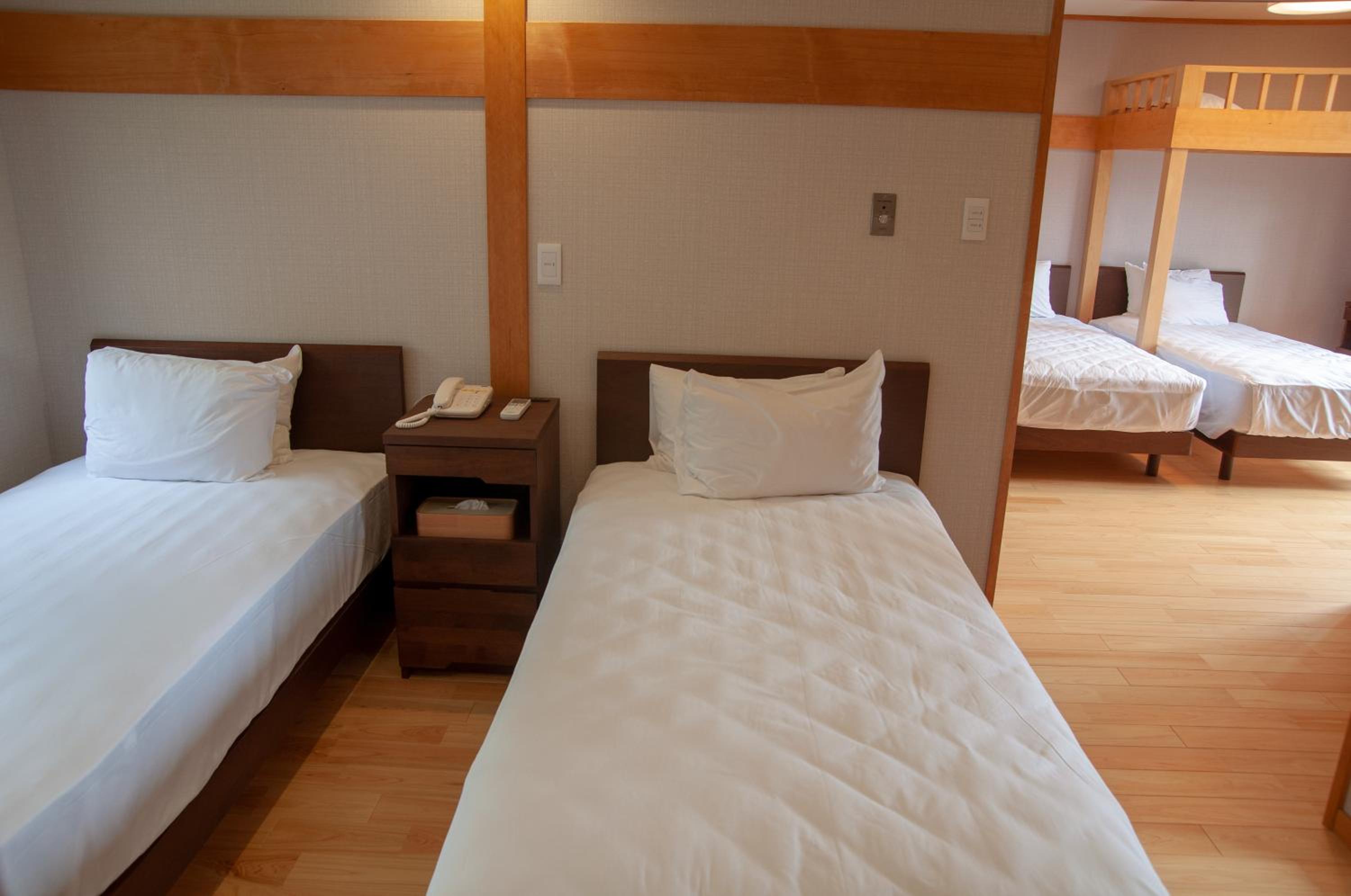 Quadruple Room with Private Bathroom photo 3