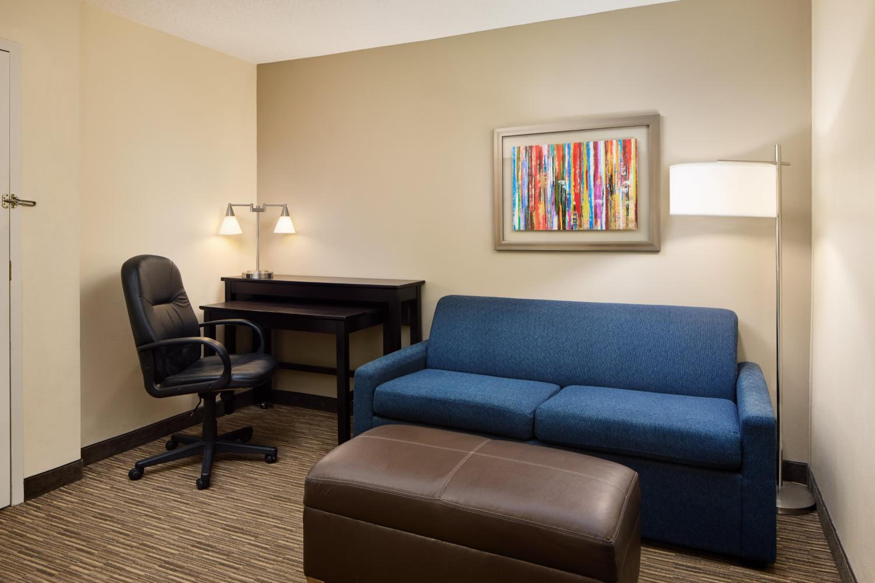 Standard King Room with Sofa Bed - Photo 7