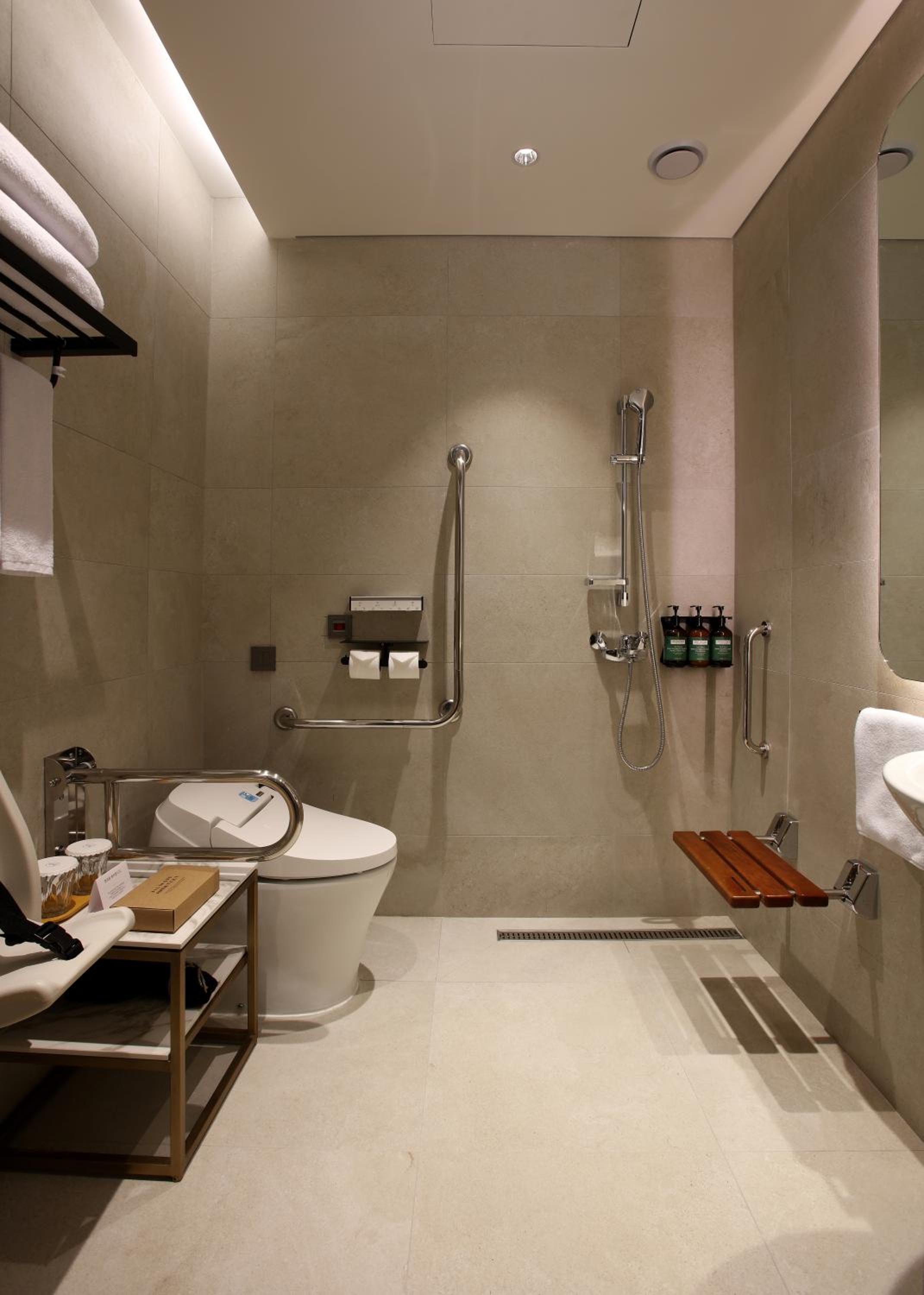 Deluxe Queen Room - Accessible - Photo 6