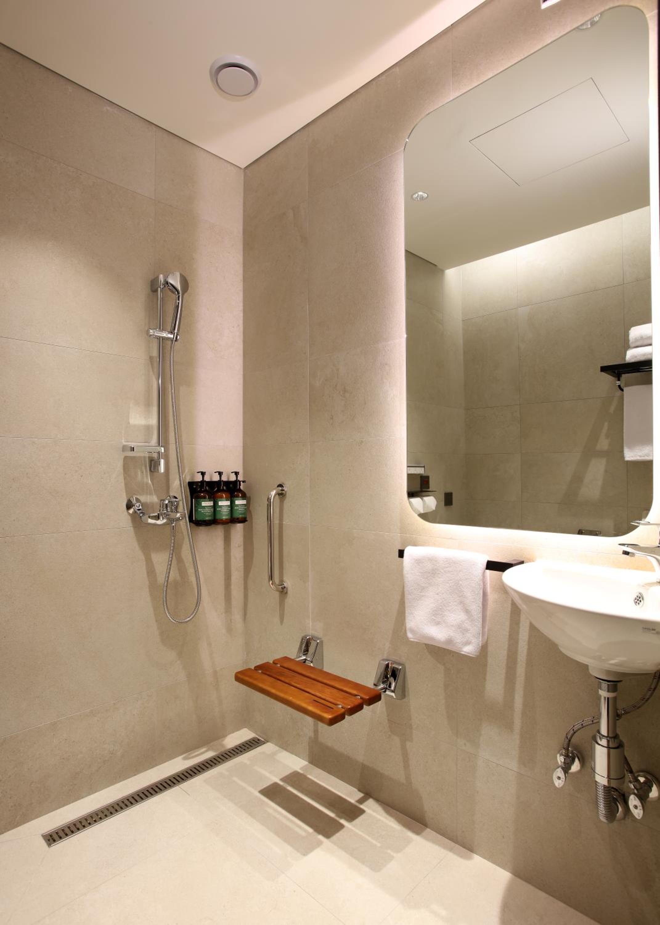 Deluxe Queen Room - Accessible - Photo 5