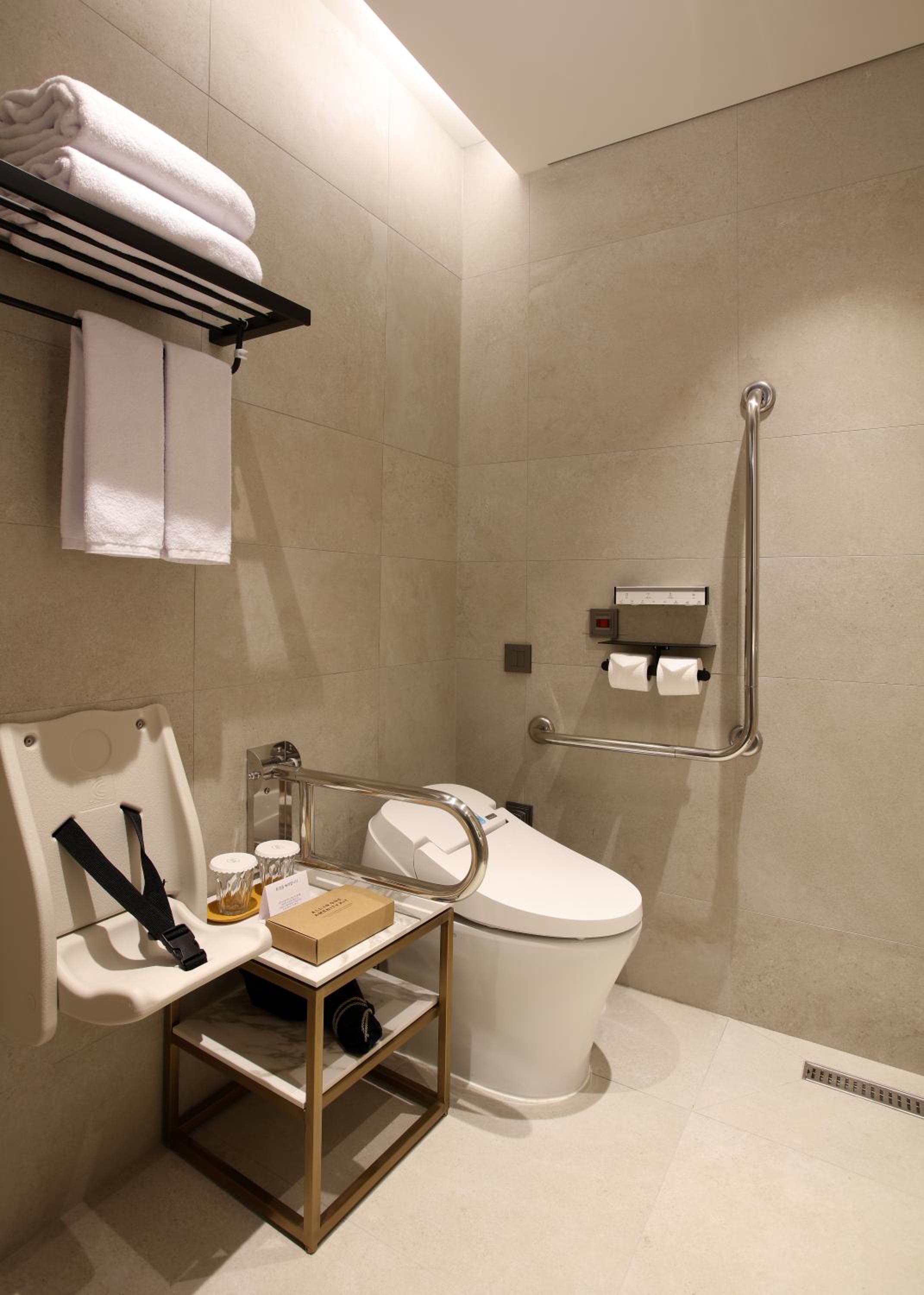Deluxe Queen Room - Accessible - Photo 4