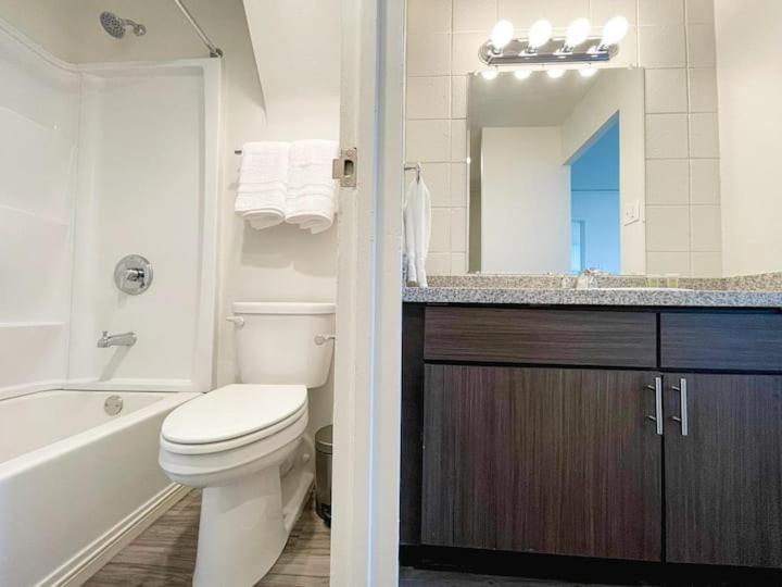 Deluxe King Suite - Photo 14
