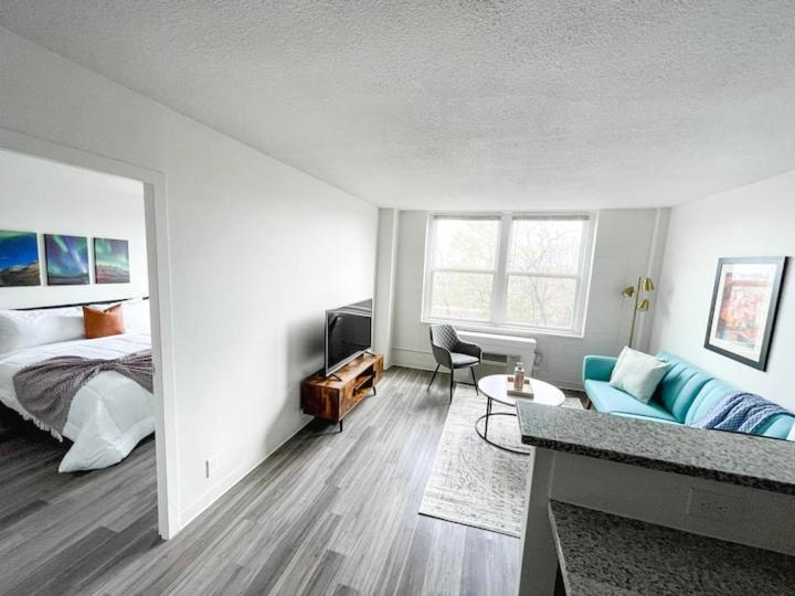 Deluxe King Suite - Photo 7