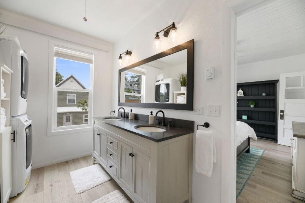 Three-Bedroom House photo 2