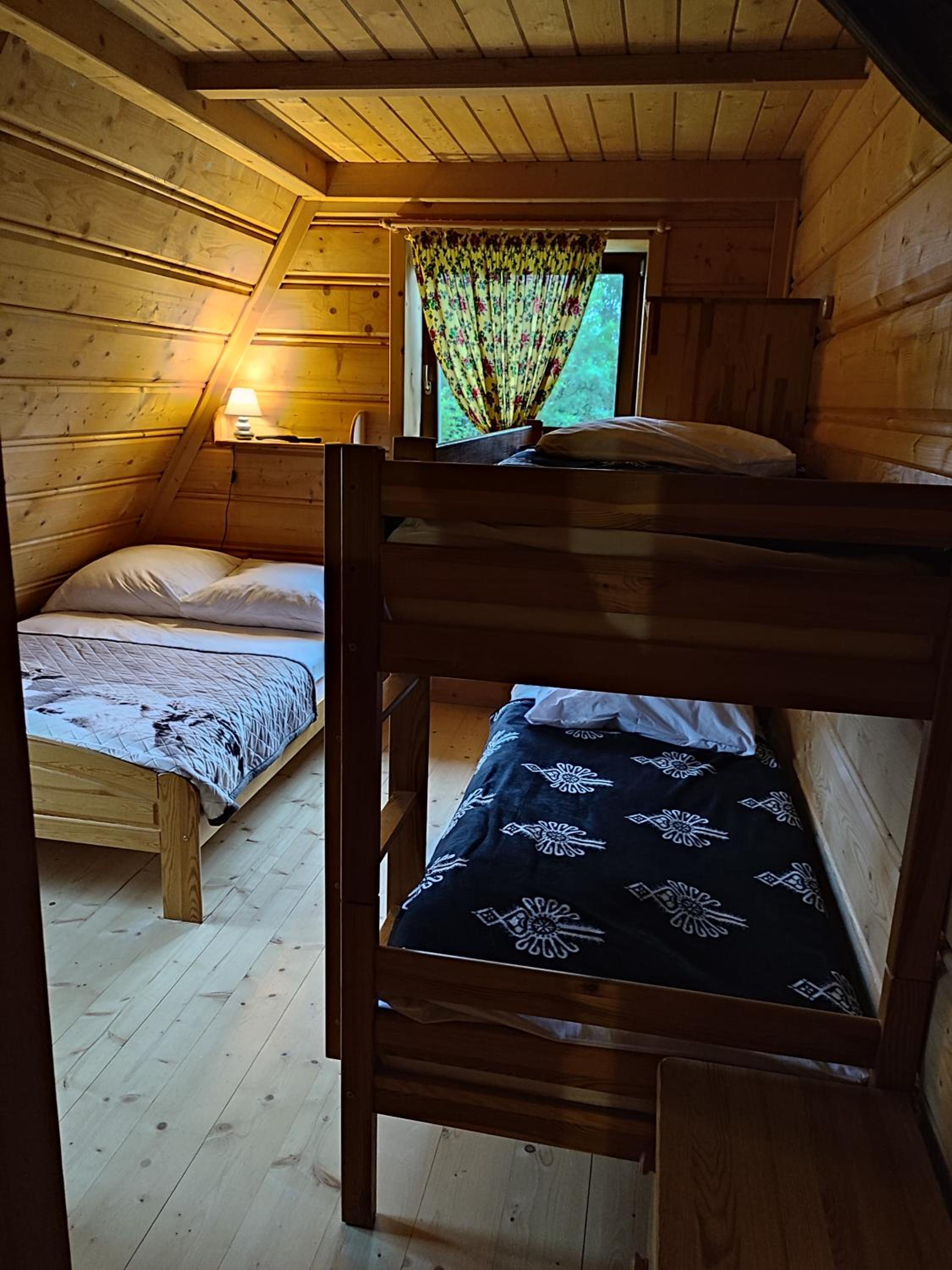 Quadruple Room with Private Bathroom - Photo 3
