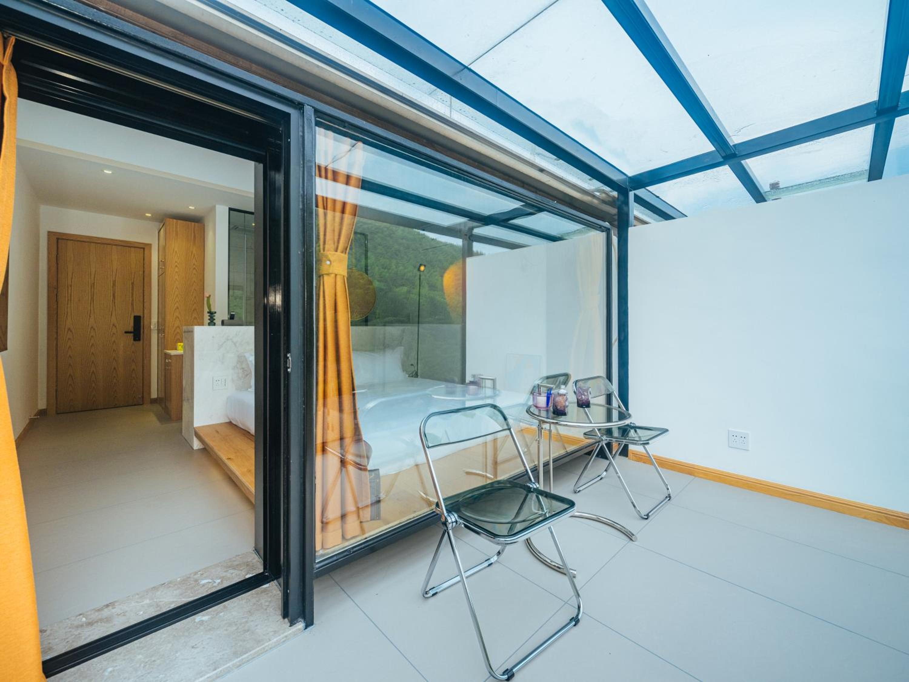 King Room with Balcony photo 2