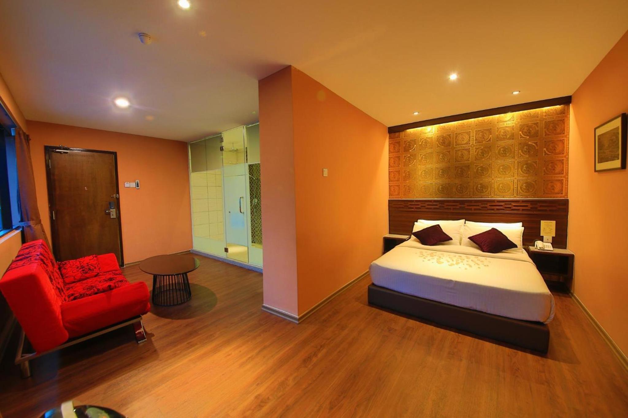 Executive Suite - Photo 2