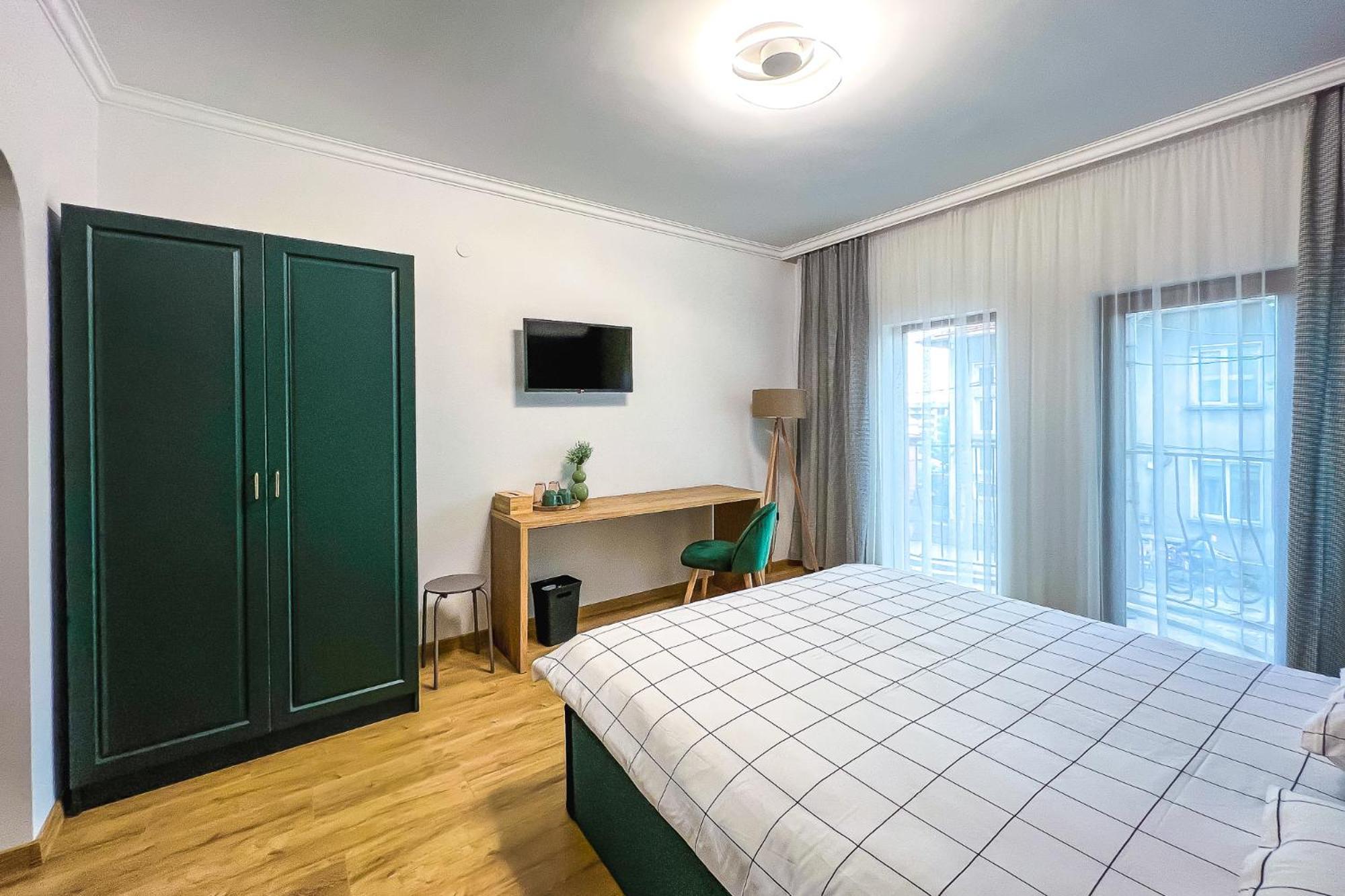 Deluxe Queen Room - Photo 11