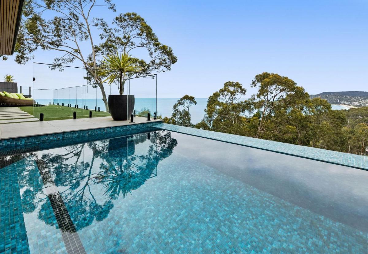 Five-Bedroom House photo 1