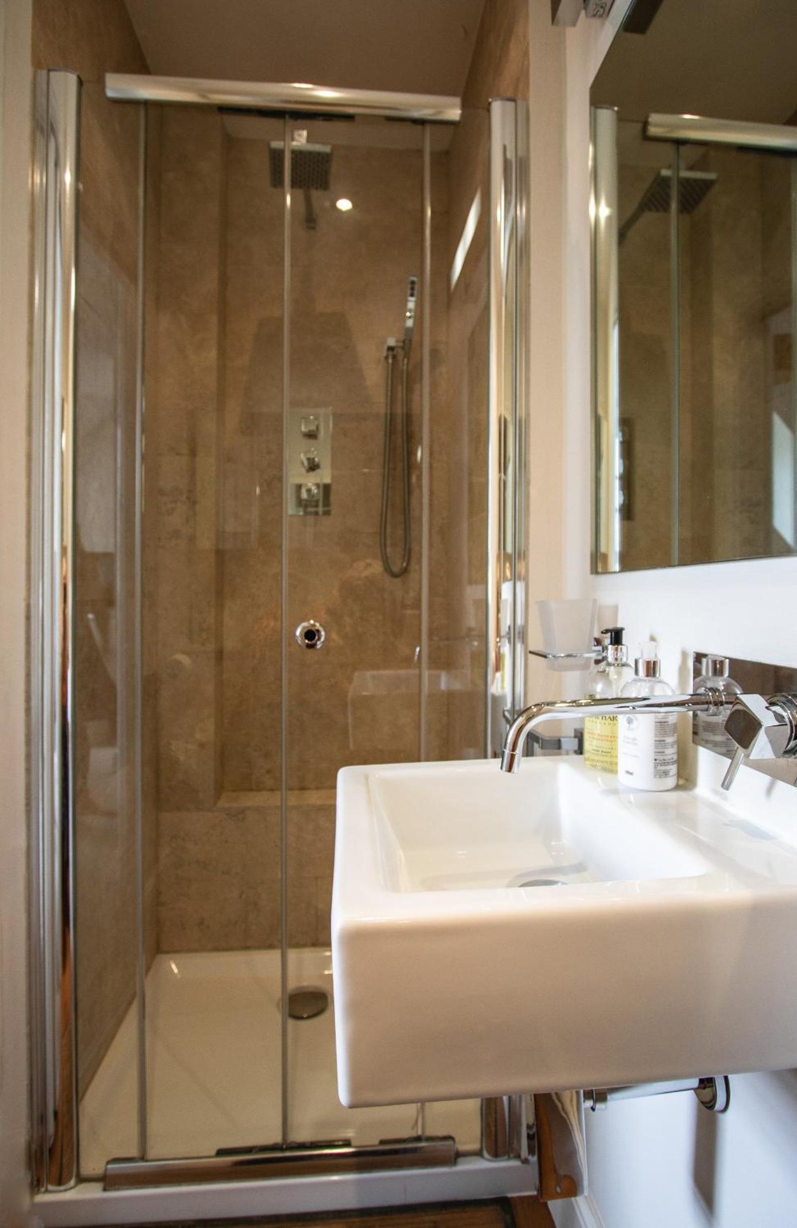 Deluxe Double Room with Shower - Photo 2