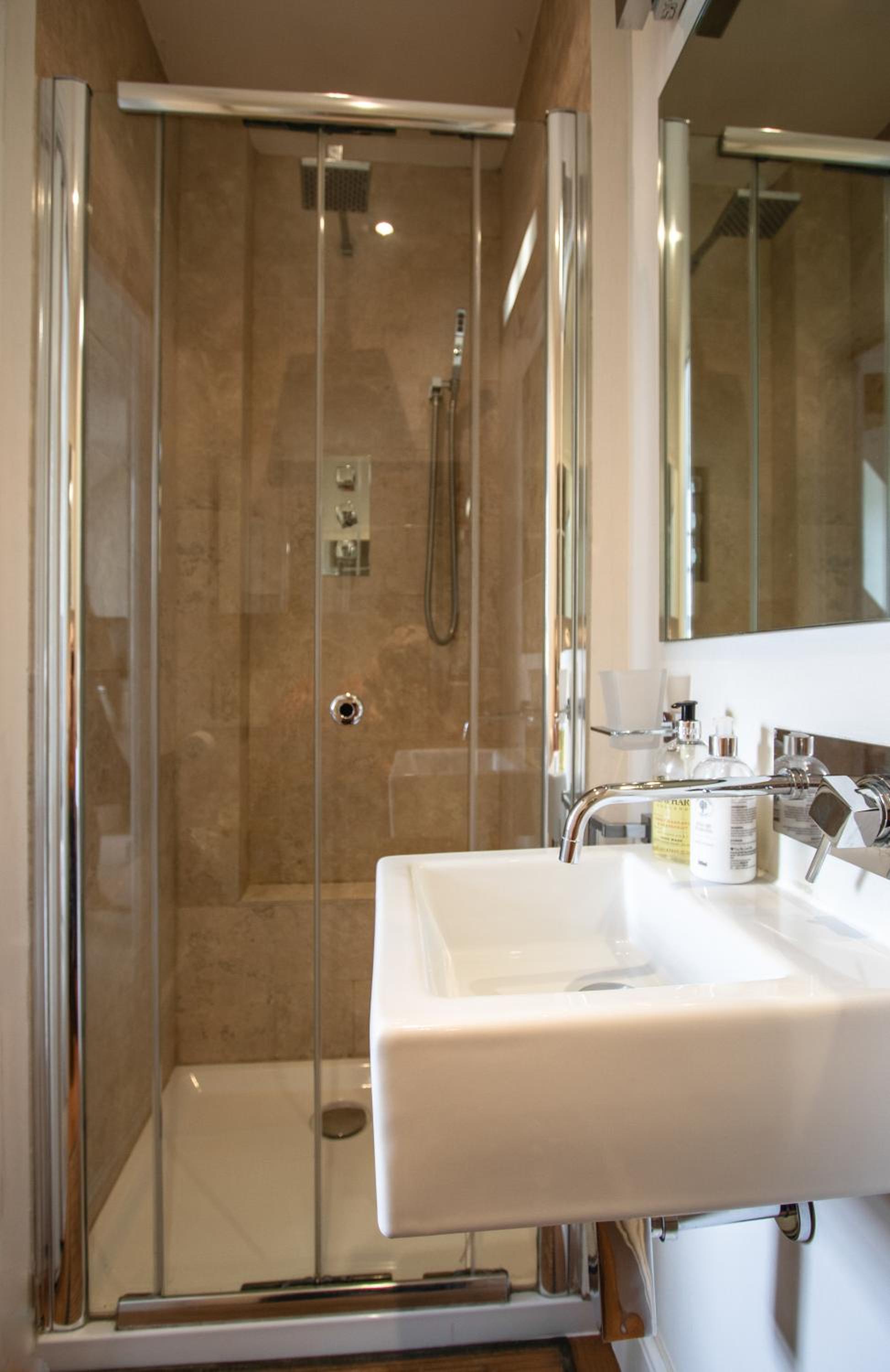 Deluxe Double Room with Shower - Photo 3