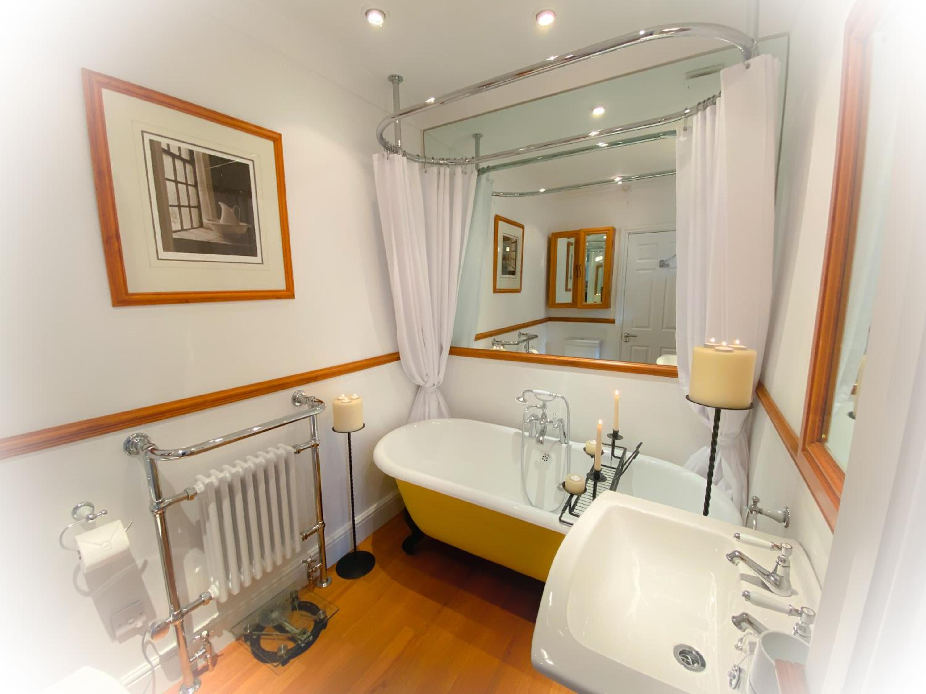 Deluxe Double Room with Bath - Photo 4