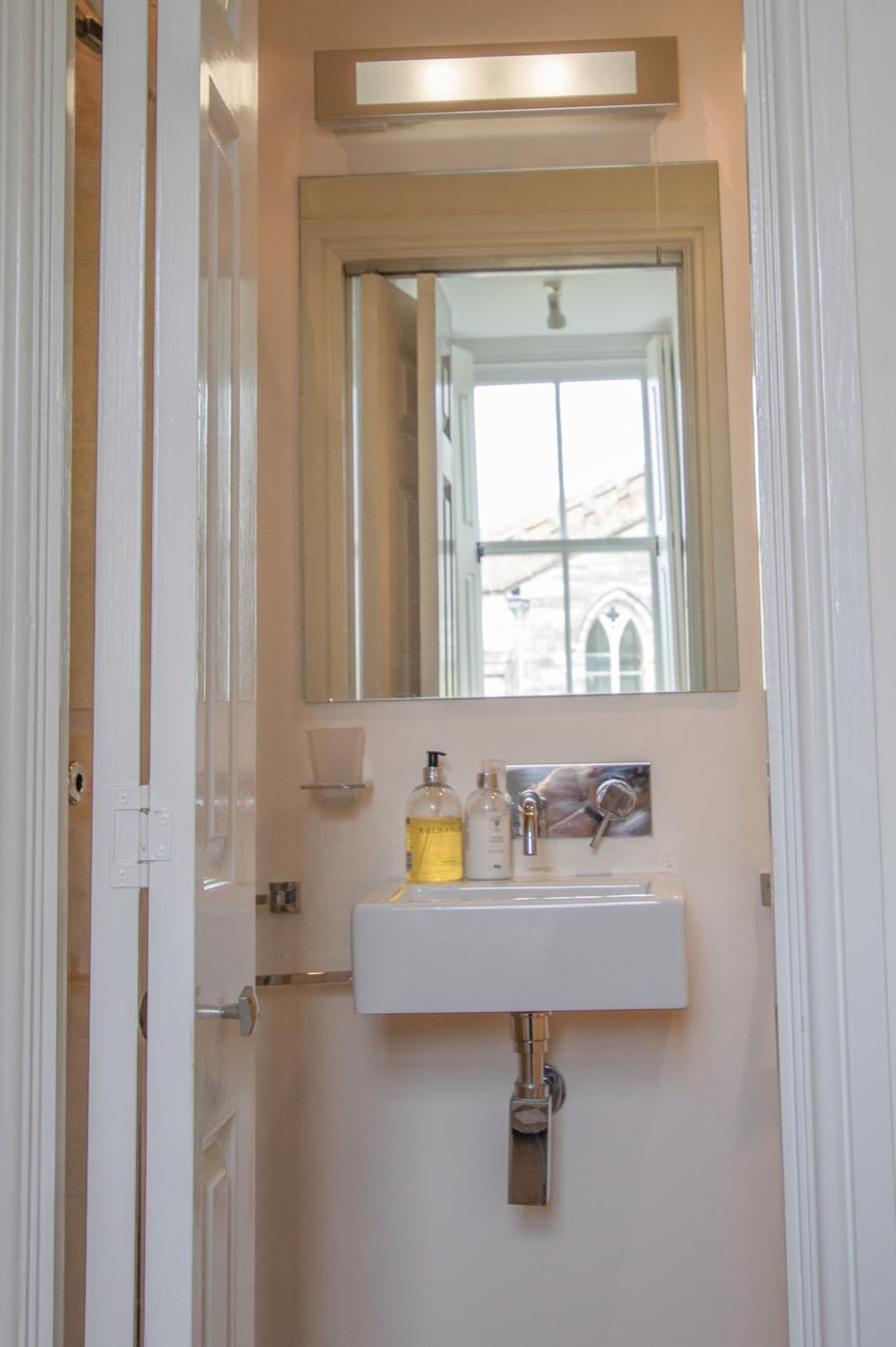 Deluxe Double Room with Shower - Photo 4