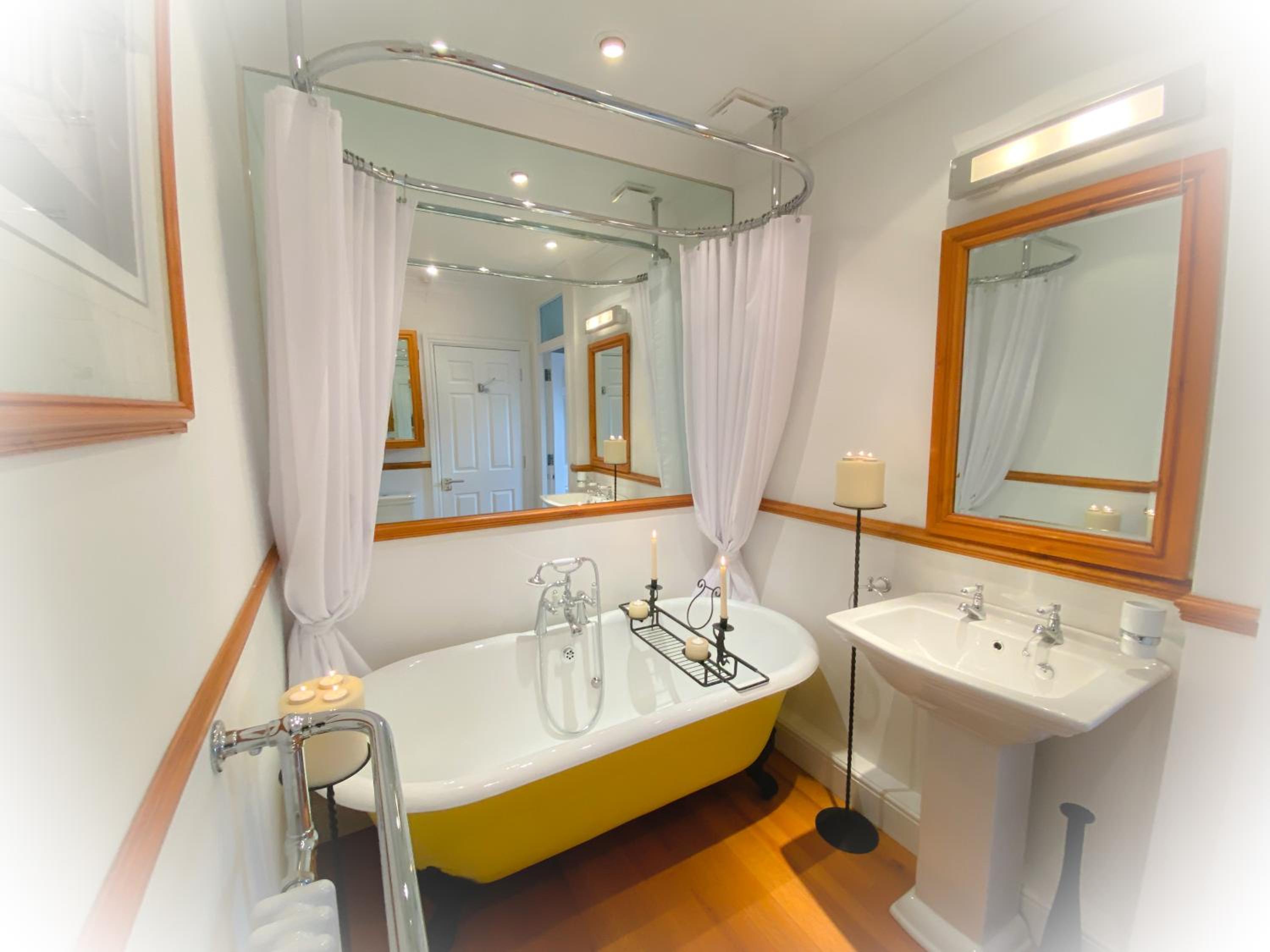 Deluxe Double Room with Bath - Photo 2