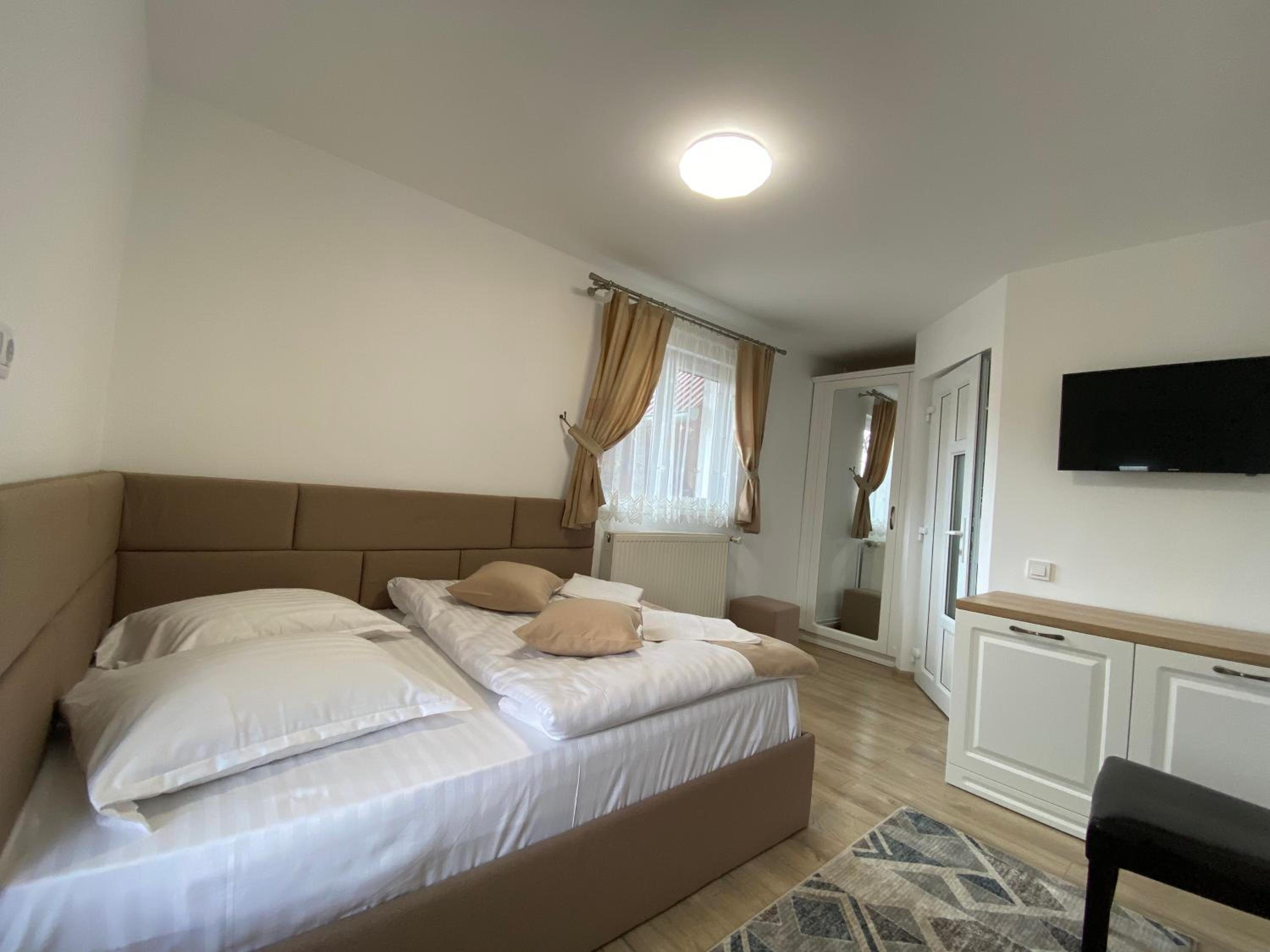 Economy Double Room photo 3