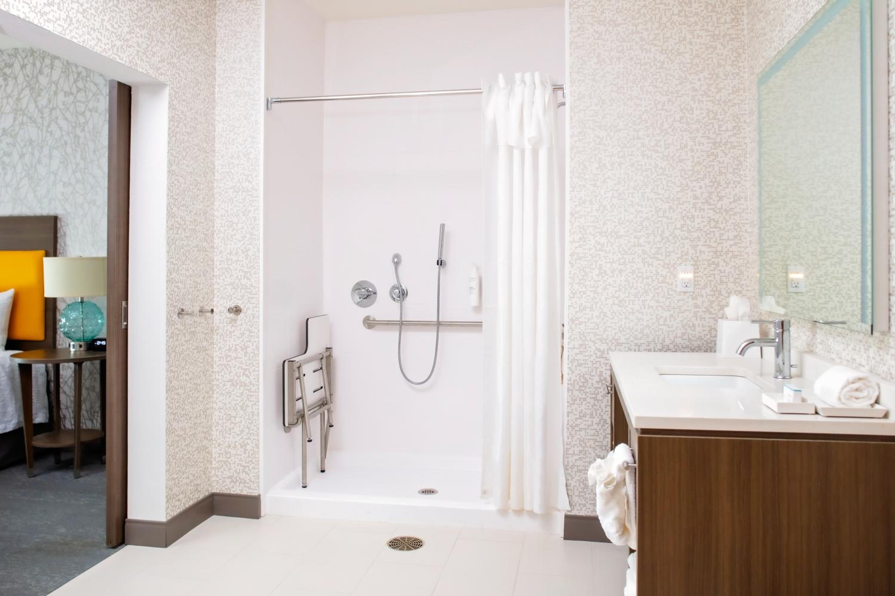 King Suite - Mobility Access/Non-Smoking - Photo 2