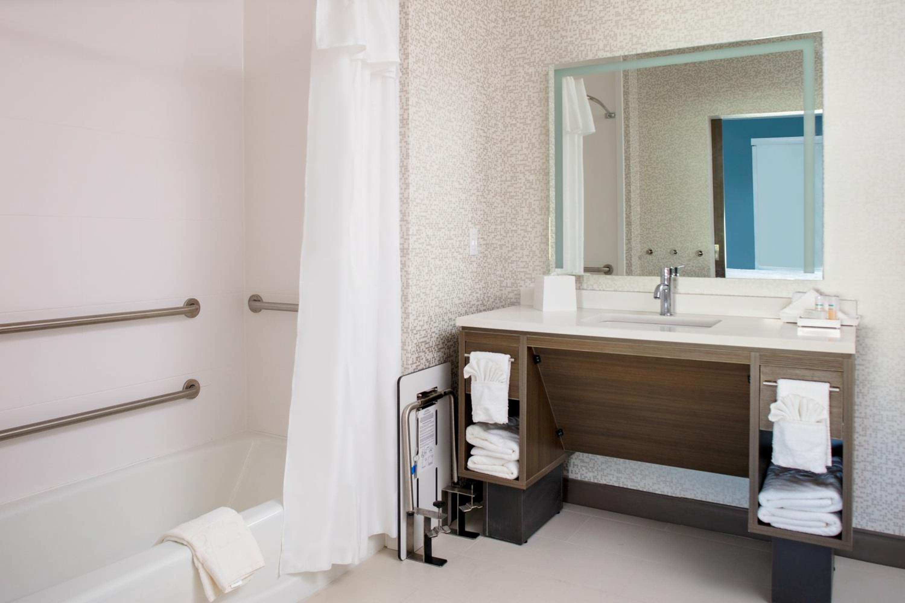 King Suite - Mobility Access/Non-Smoking - Photo 4