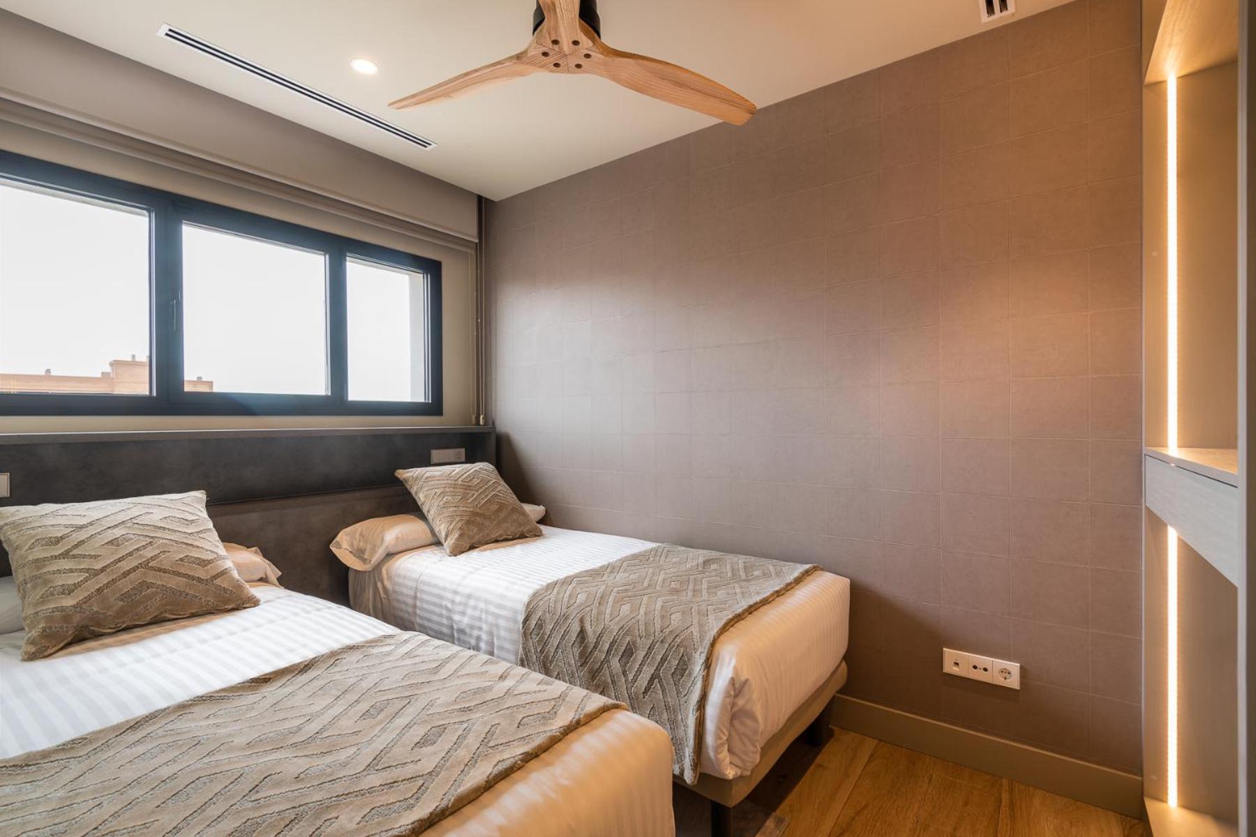 Apartment with Balcony - Photo 4