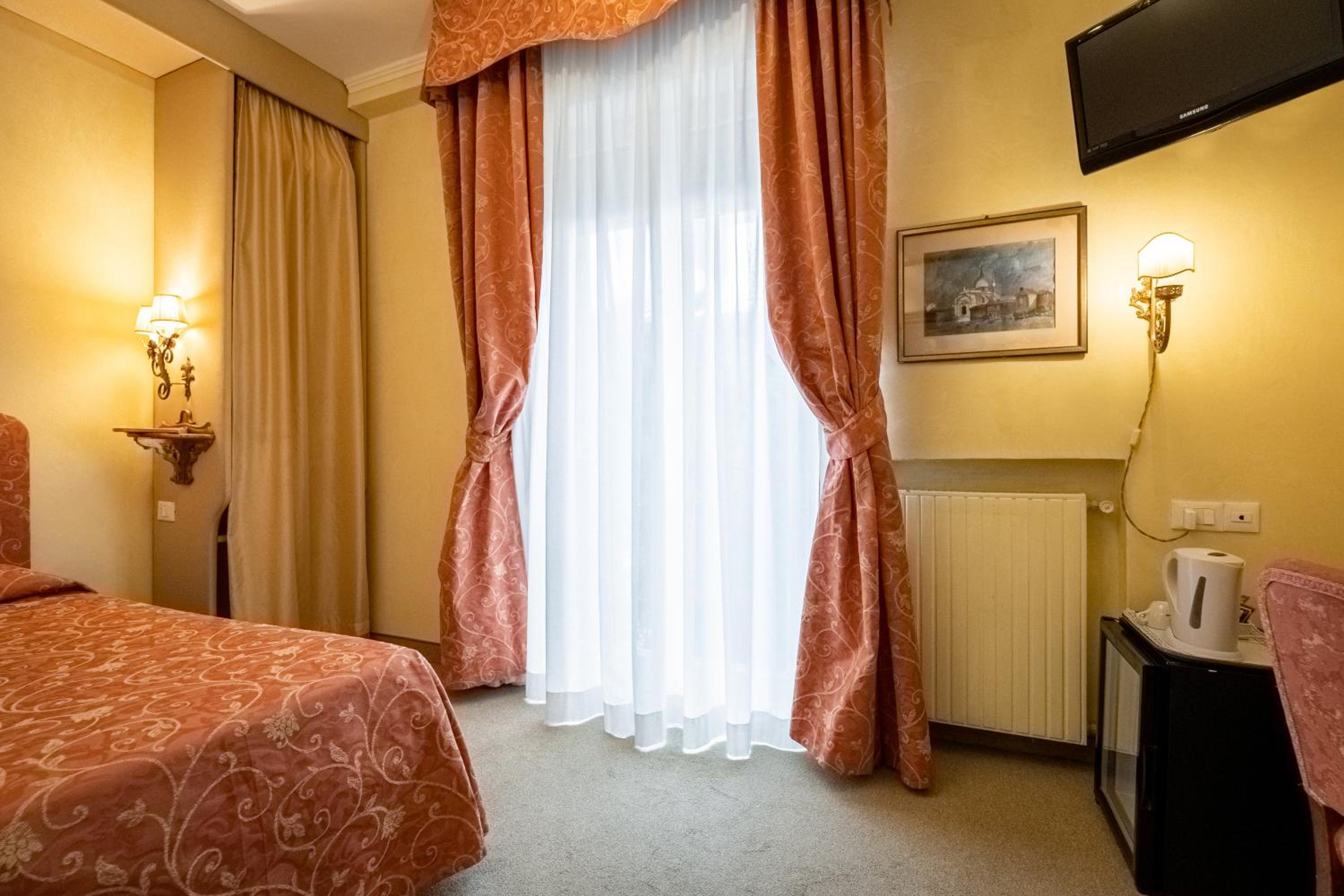 Standard Double Room - Photo 8