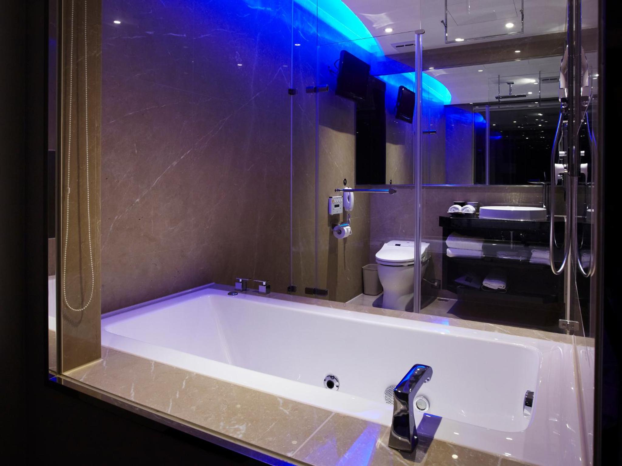 Premium King Room photo 2
