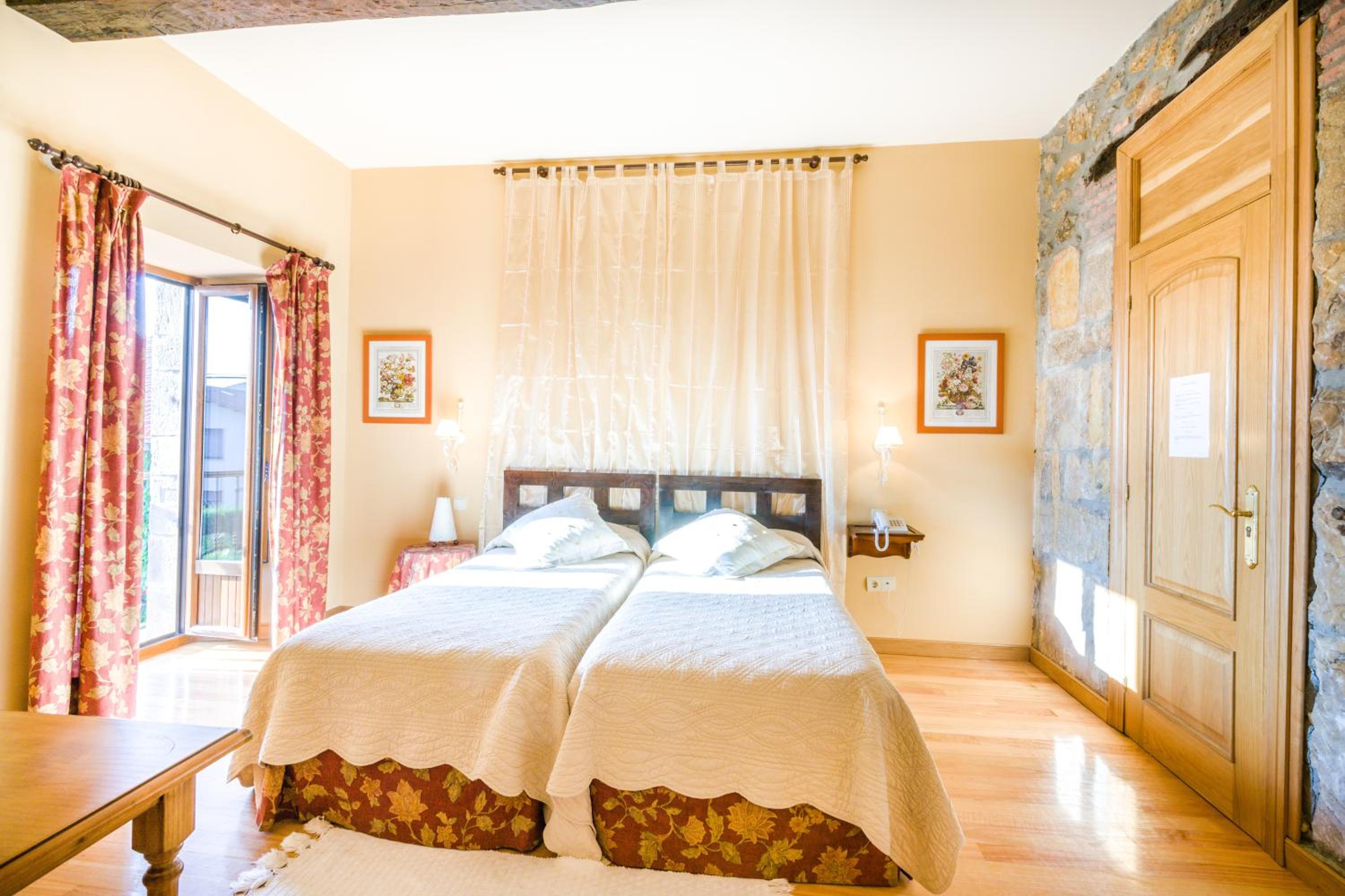 Double or Twin Room - Photo 5
