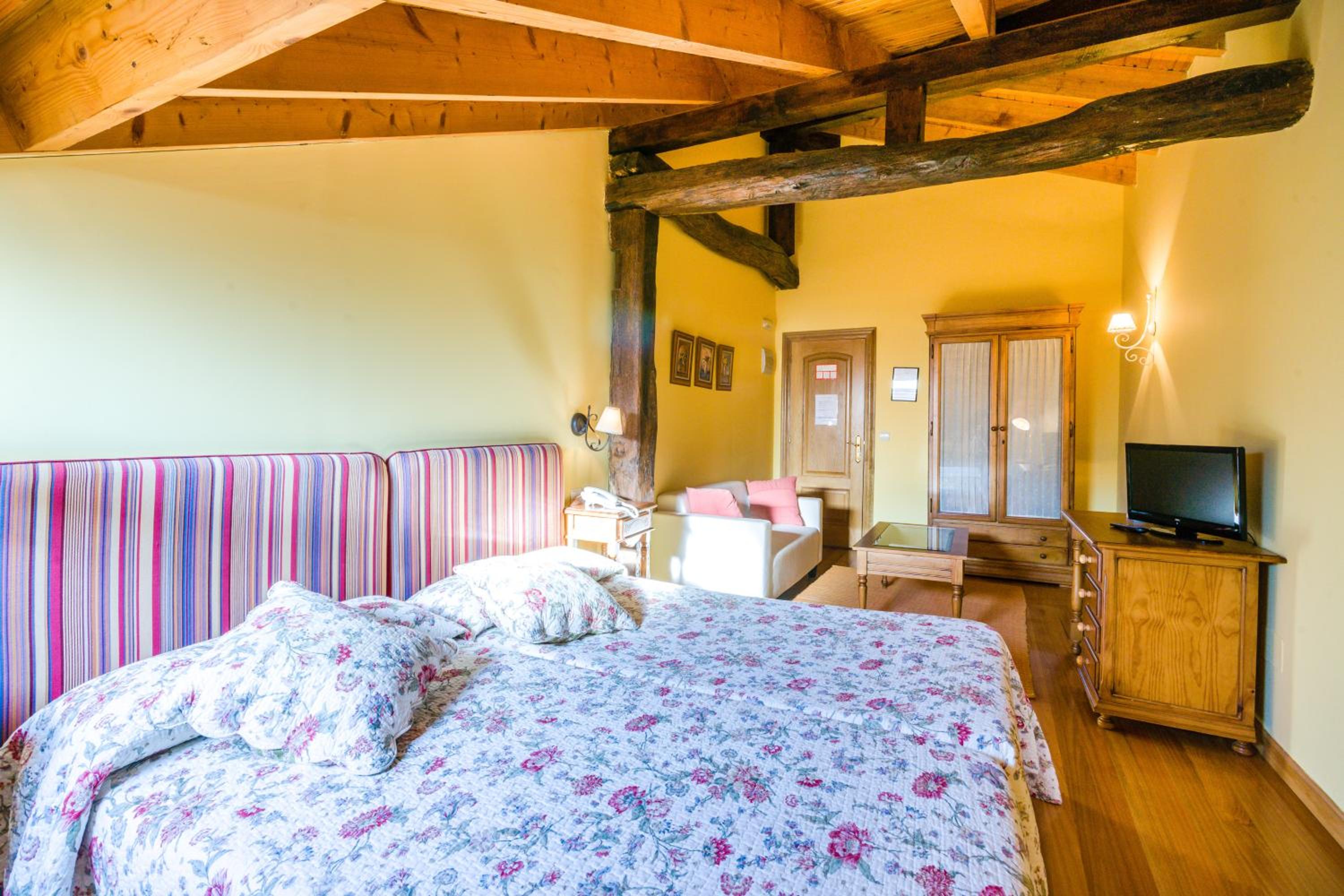 Double or Twin Room - Photo 6