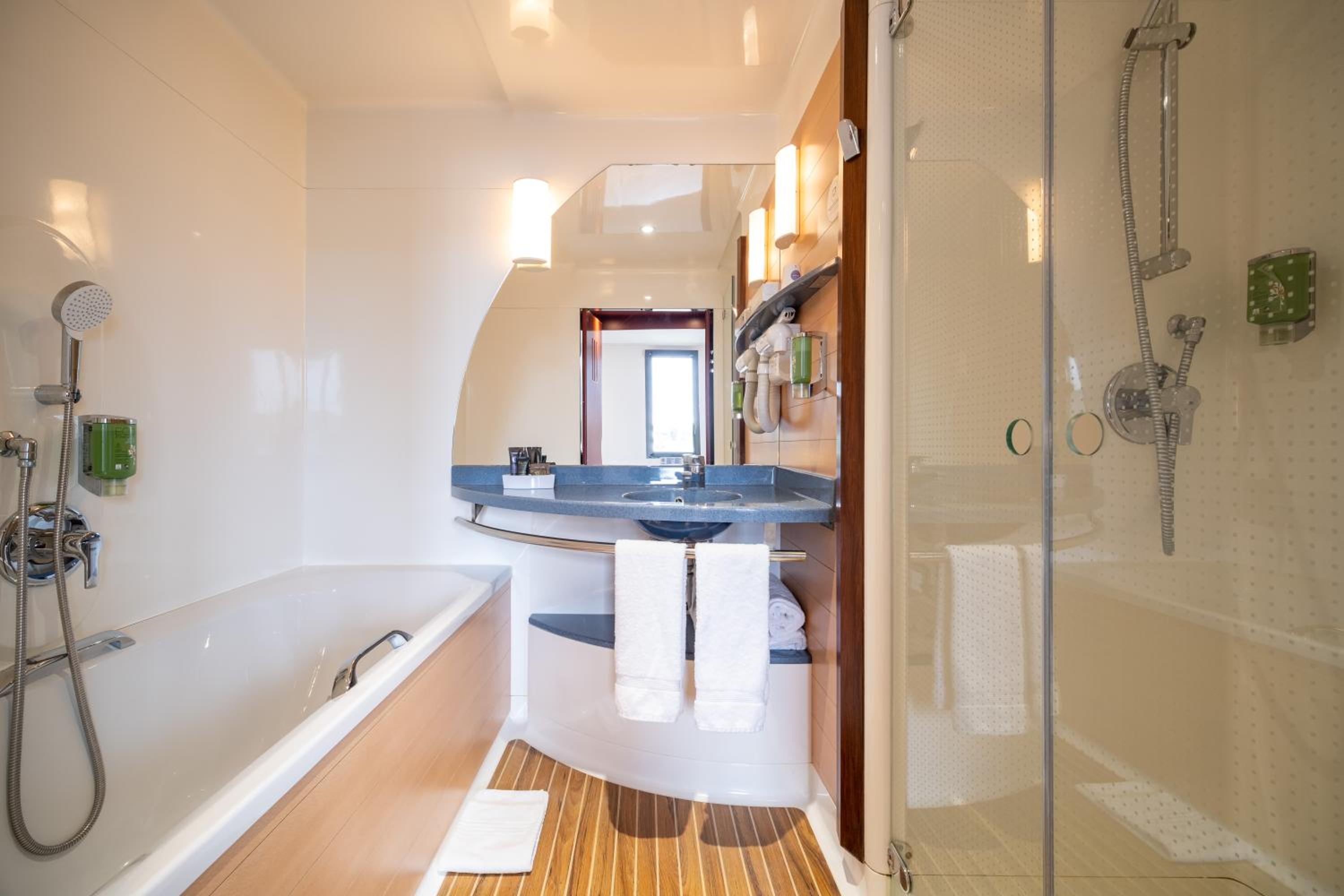 Executive Suite with 1 Queen Bed and 2 Single Beds  - Photo 2